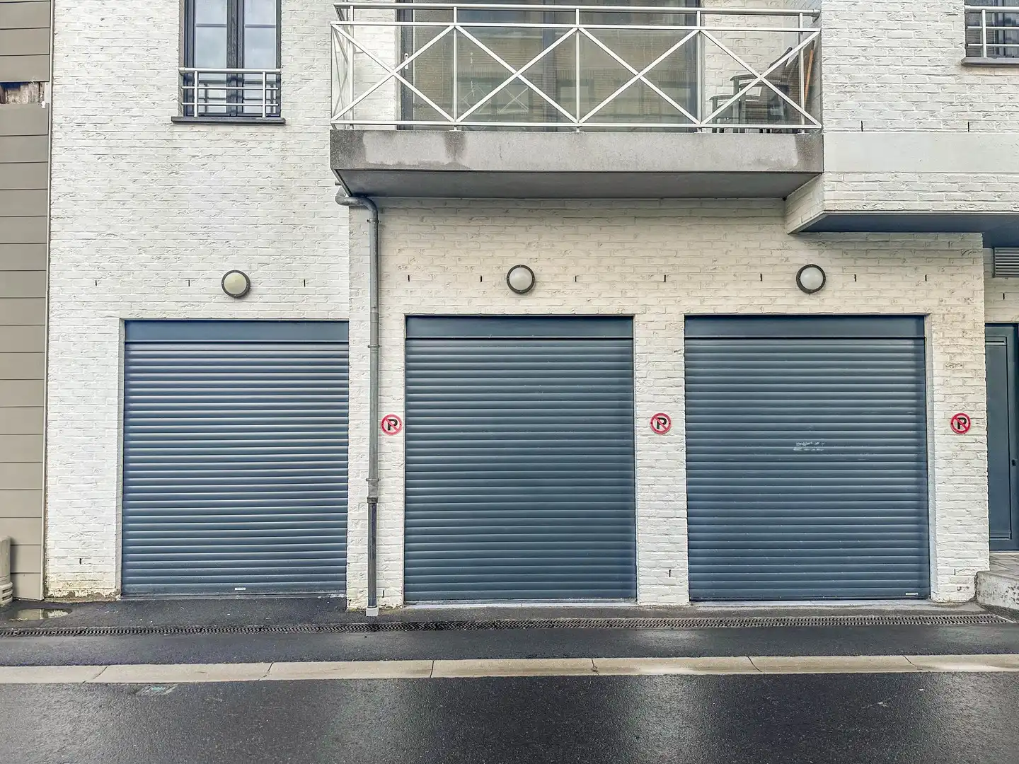 Centraal gelegen garage nabij de Zeedijk. foto {{pictureIndex}}