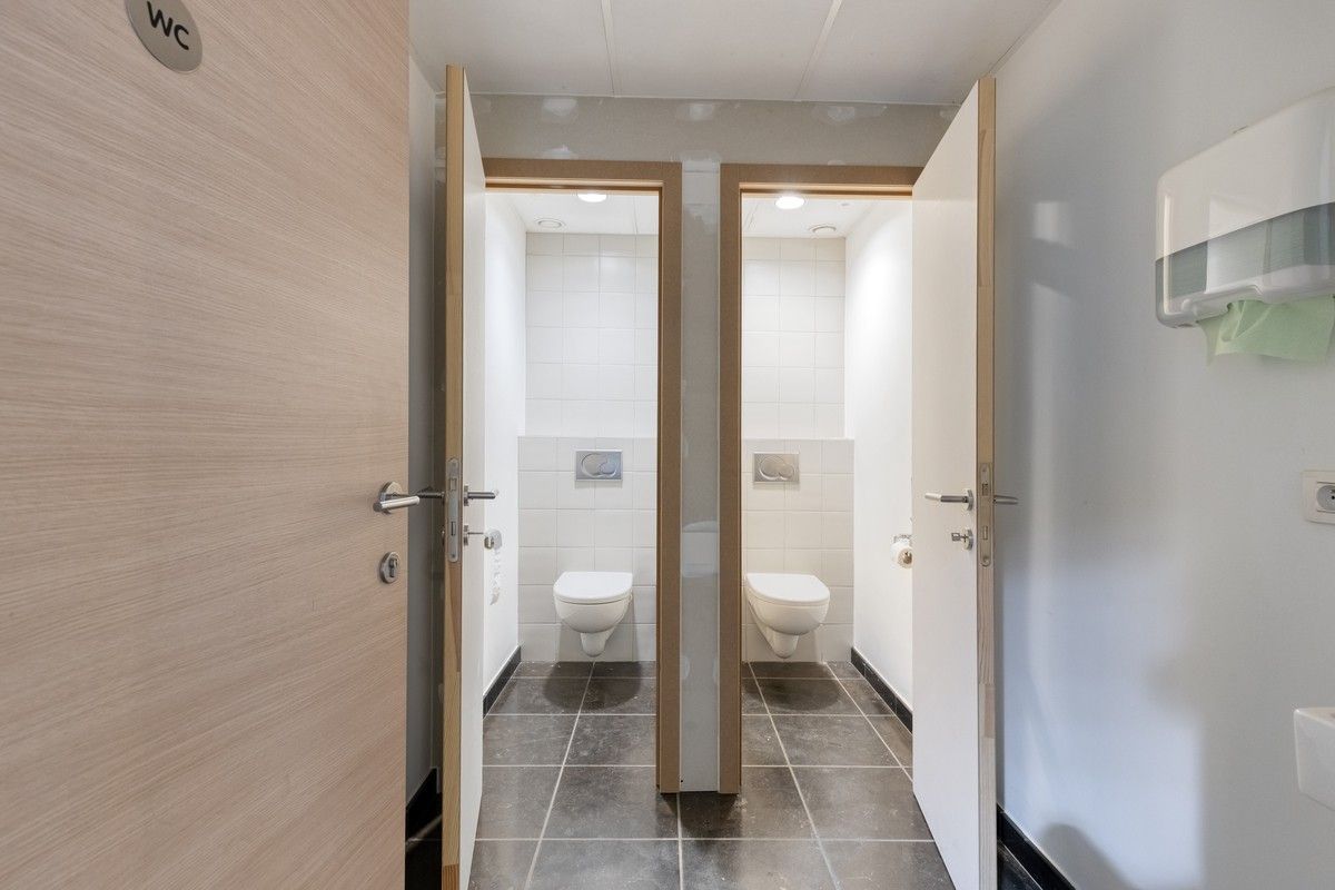 Sterk visueel gelegen kantoorgebouw met 3 standplaatsen en groot bovenliggend appartement met 6% bruto rendement. foto 11