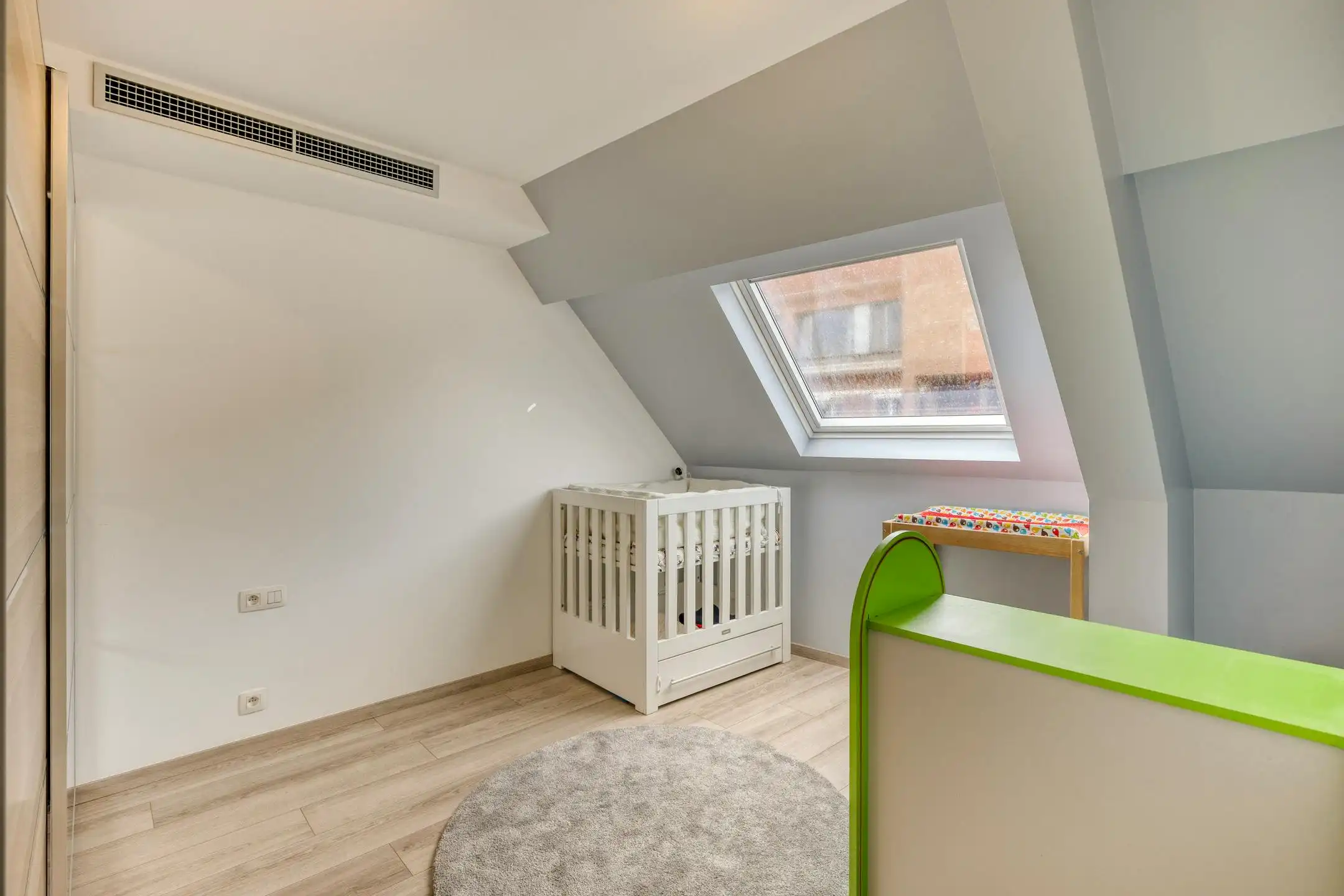 Instapklare woning met garage te koop in Heule! foto 13