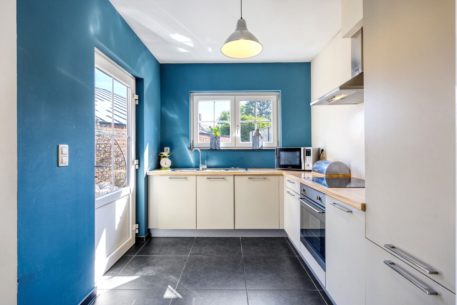  Instapklare recente woning met tuintje en carport foto 11