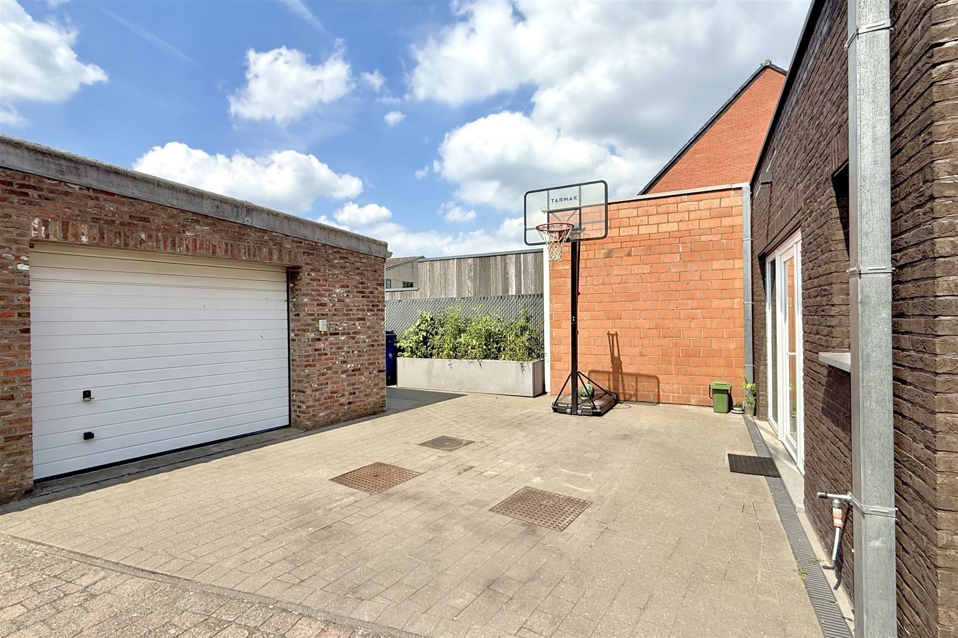 Gerenoveerde woning met 4 slpks, aparte garage en tuin foto 24