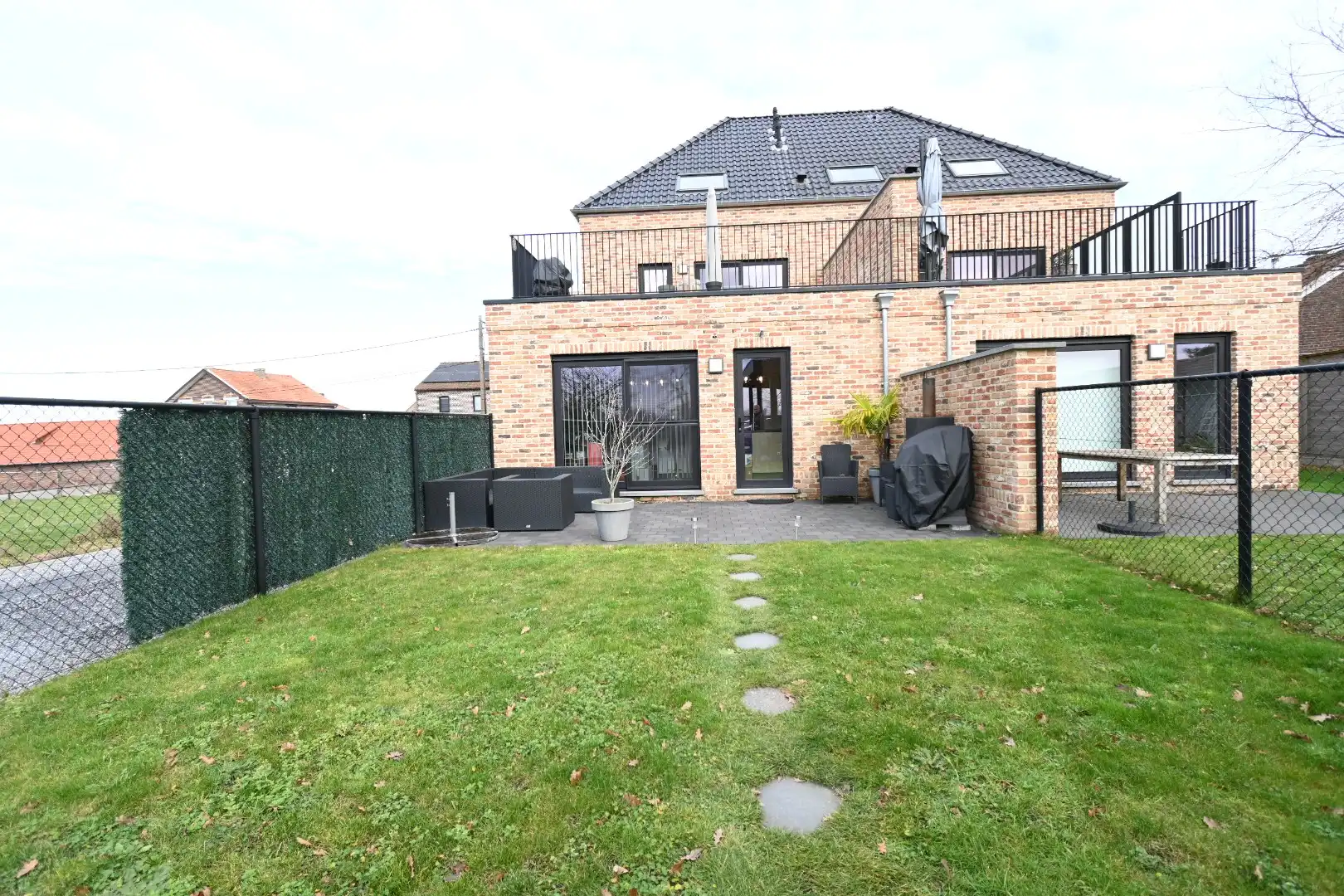 Knap afgewerkt gelijkvloers appartement met 2 slaapkamers, ruim terras, tuintje, carport en berging - GEEN GEMEENSCHAPPELIJKE ONKOSTEN  foto 16