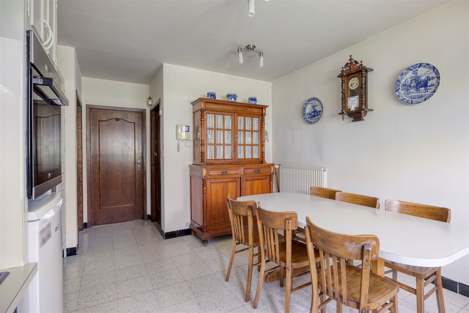 Vrijstaande woning met 4 slaapkamers, ruime tuin en garage op een riant perceel van 9a99ca, rustig gelegen nabij het centrum van Maaseik.  foto 11