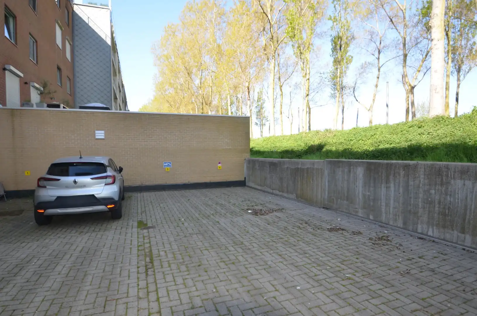 Ruime staanplaats, afgesloten terrein, vlot inrijden. foto 2