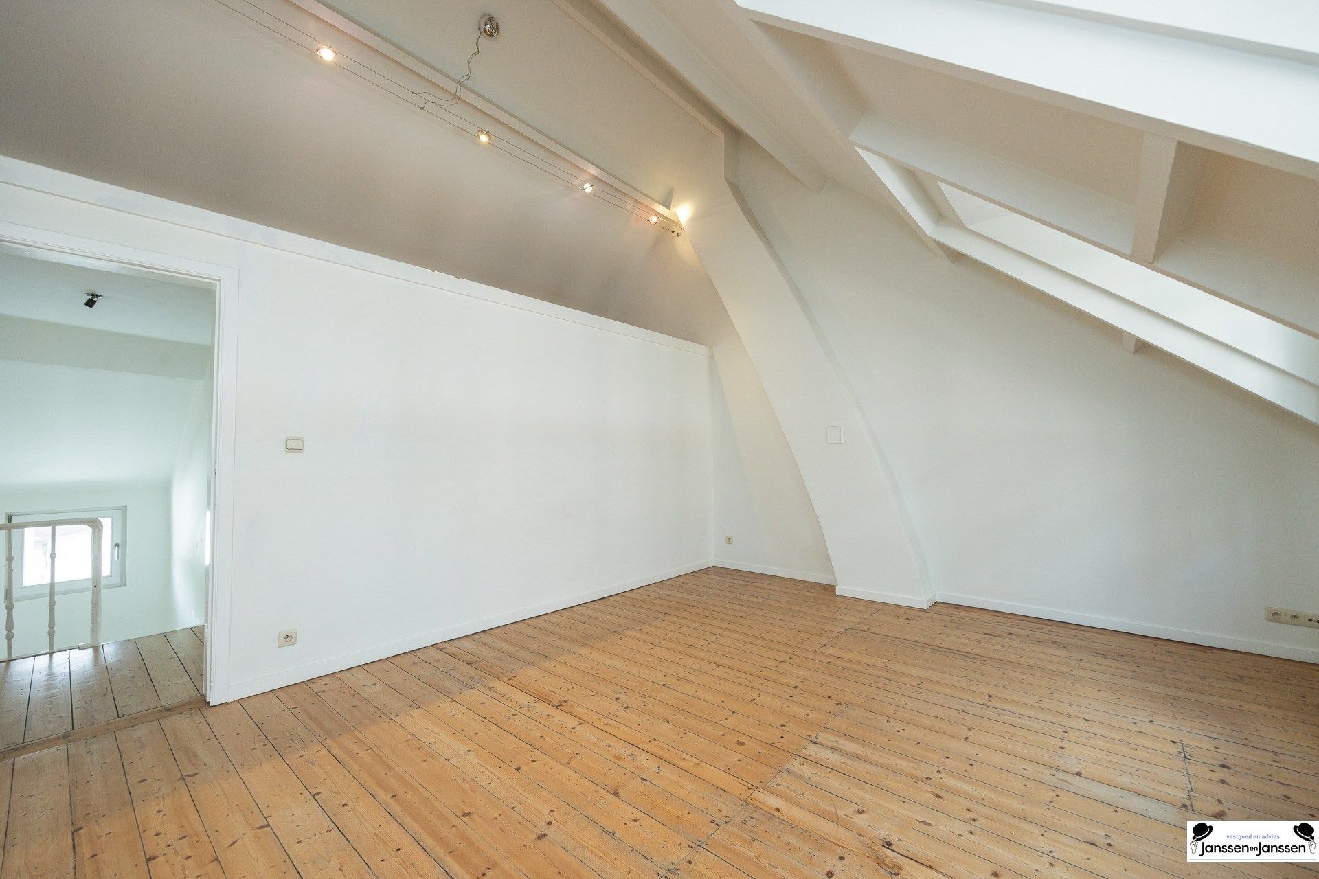 Gerenoveerd herenhuis met architecturale gevel  foto 23