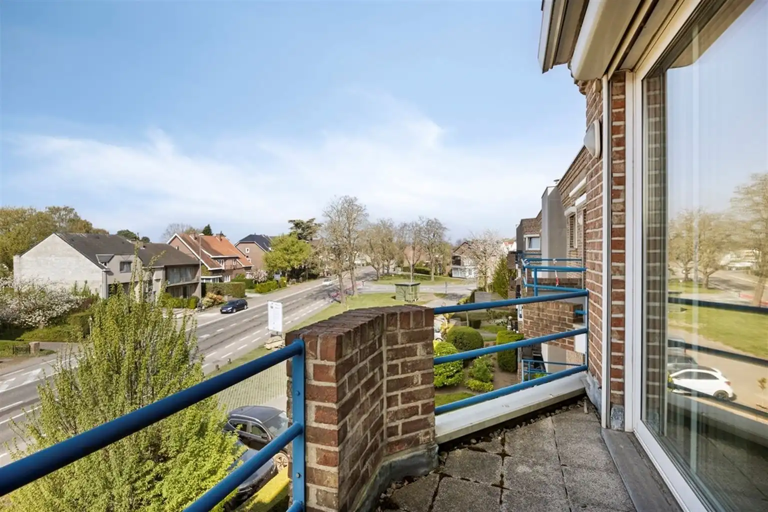 Prachtig, uitzonderlijk ruim appartement met 2 slaapkamers, 3 terrassen en een dubbele inpandige garagebox, gelegen nabij het centrum van Maaseik. foto 13