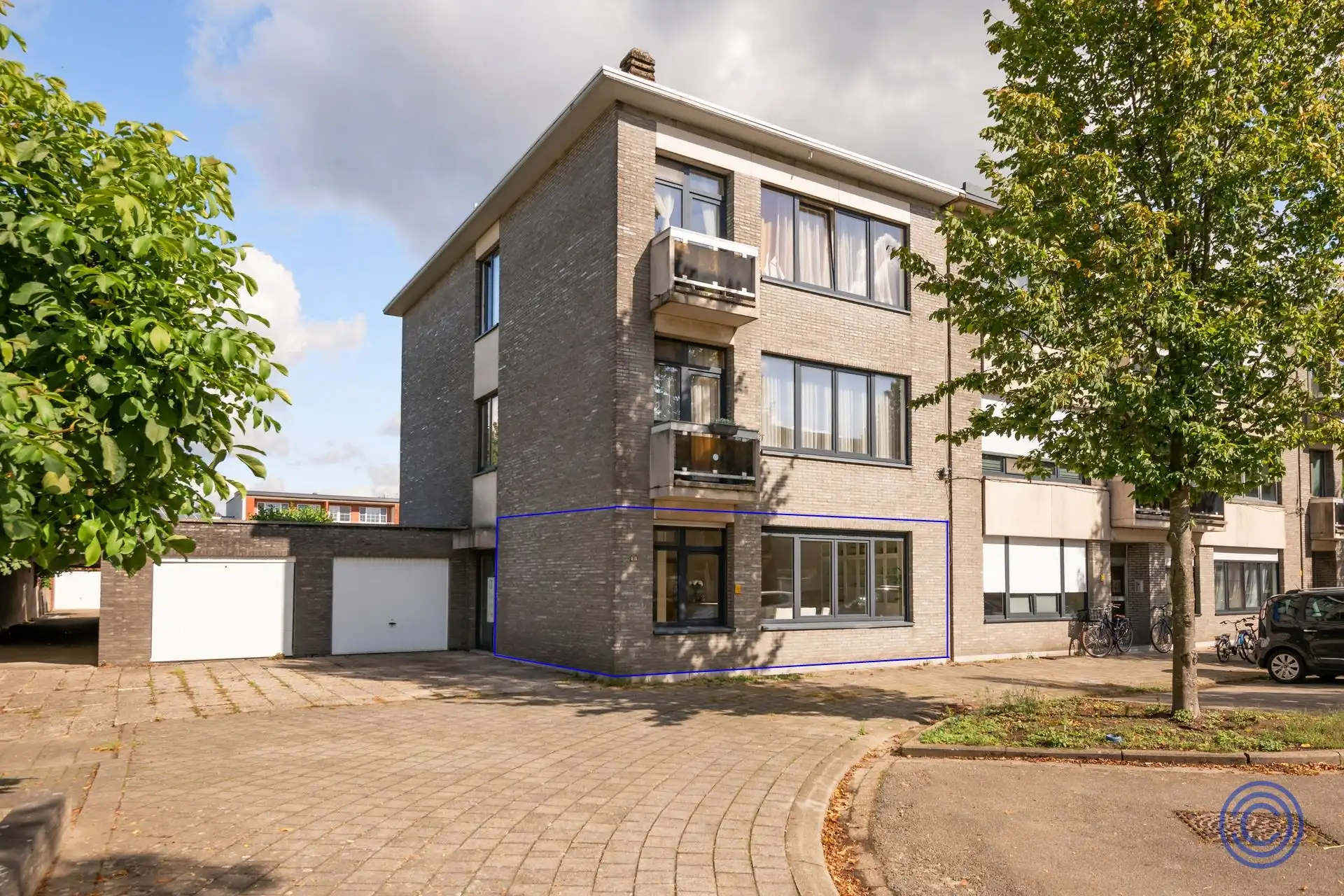 Volledig gerenoveerd 2-slpk appartement met gezellige tuin! foto 9