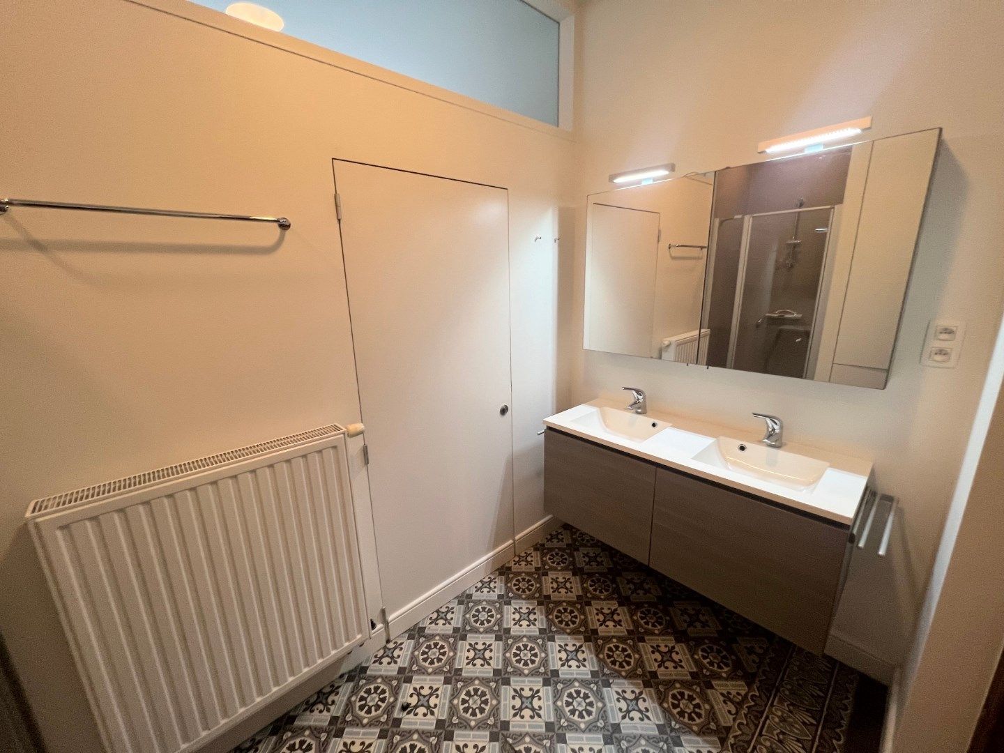 GELIJKVLOERS 1-SLAAPKAMER APPARTEMENT MET TERRAS IN CENTRUM IEPER foto 10