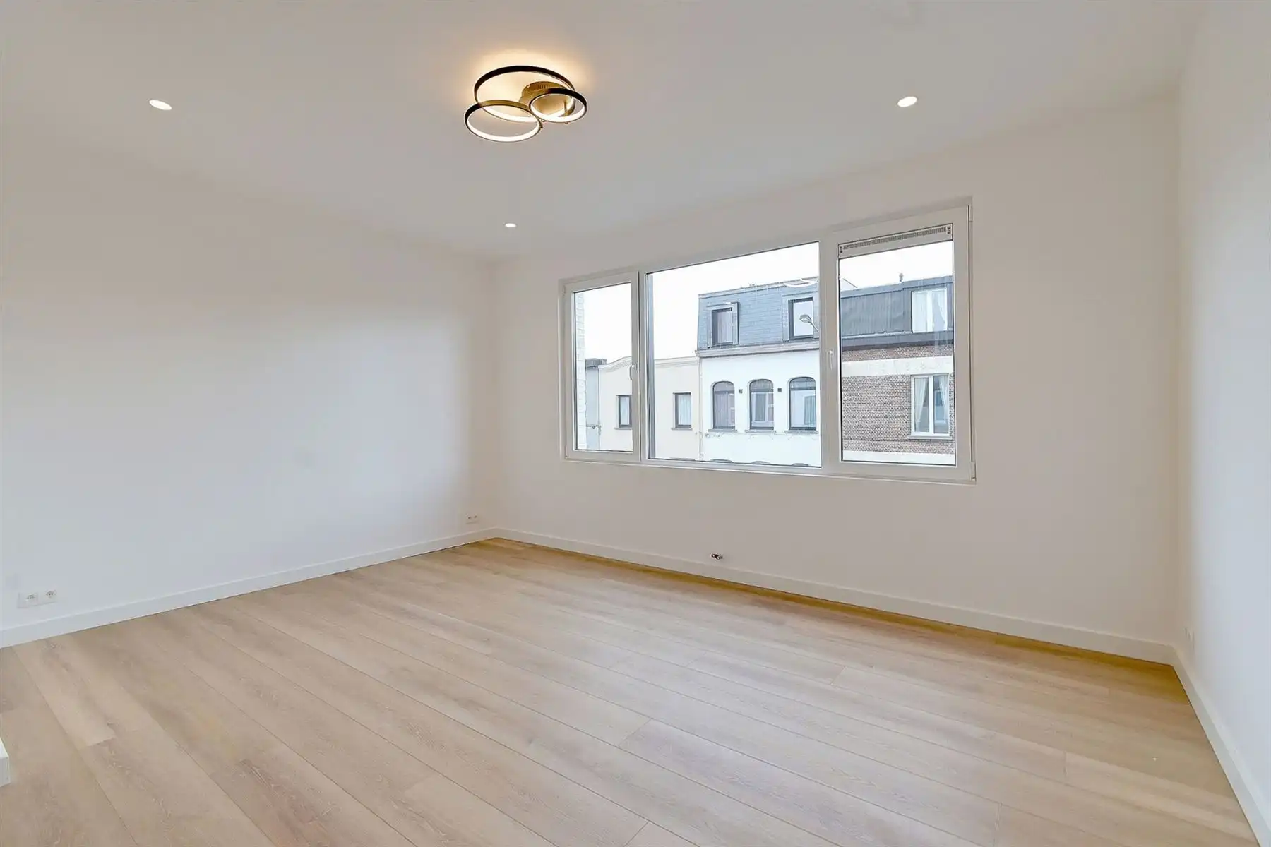 Gerenoveerde woning met 3 slaapkamers te Berchem! foto 5