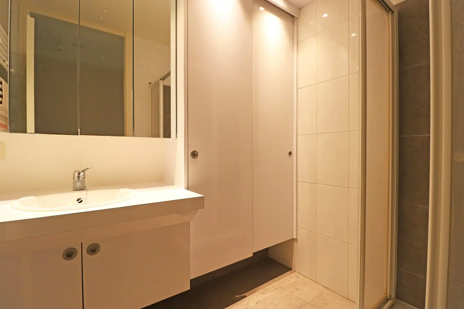 Gerenoveerd appartement met carport foto 10