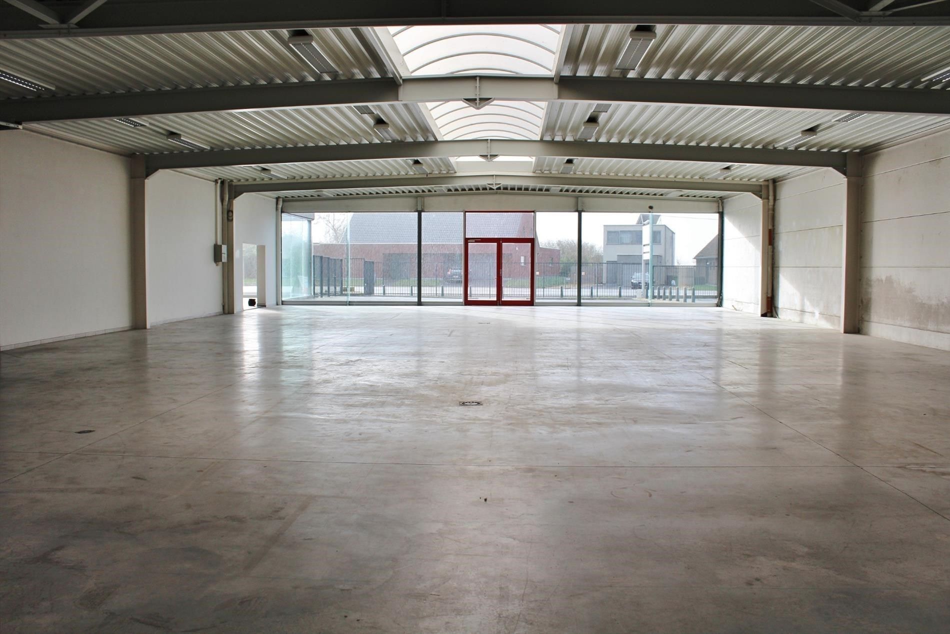 Showroom langs drukke weg tussen Ieper en Veurne foto 2