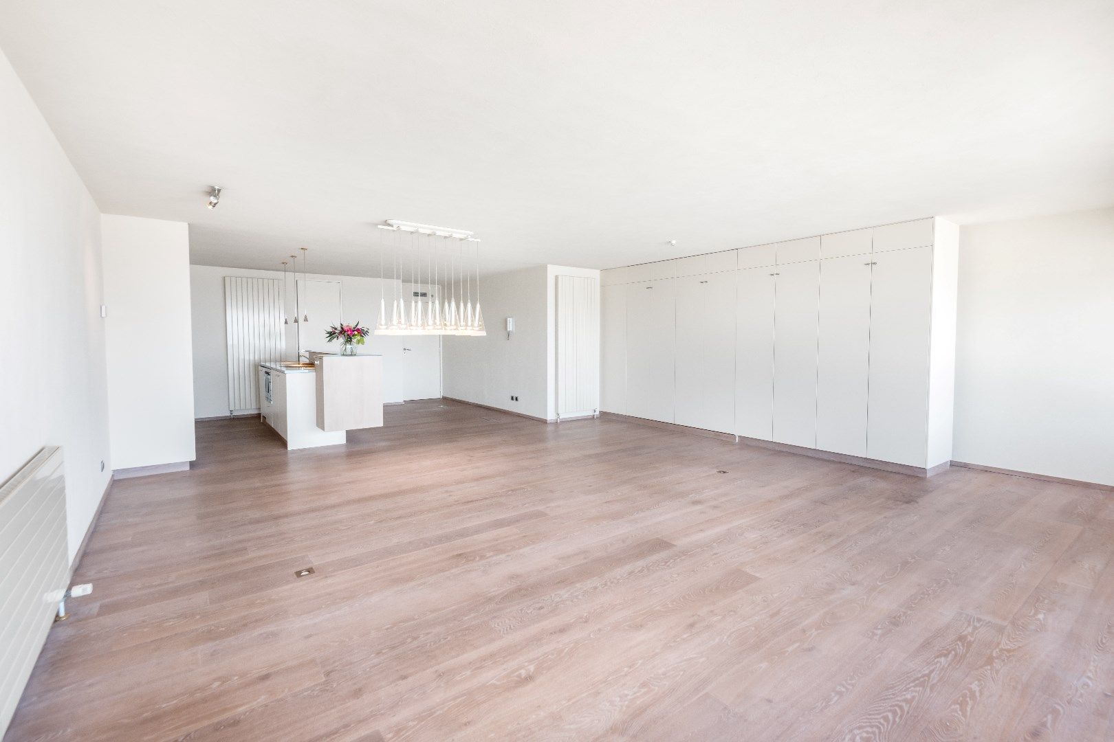 Zeer goed gelegen appartement met parking op de ZEEDIJK vlakbij het Van Bunnenplein. foto 4