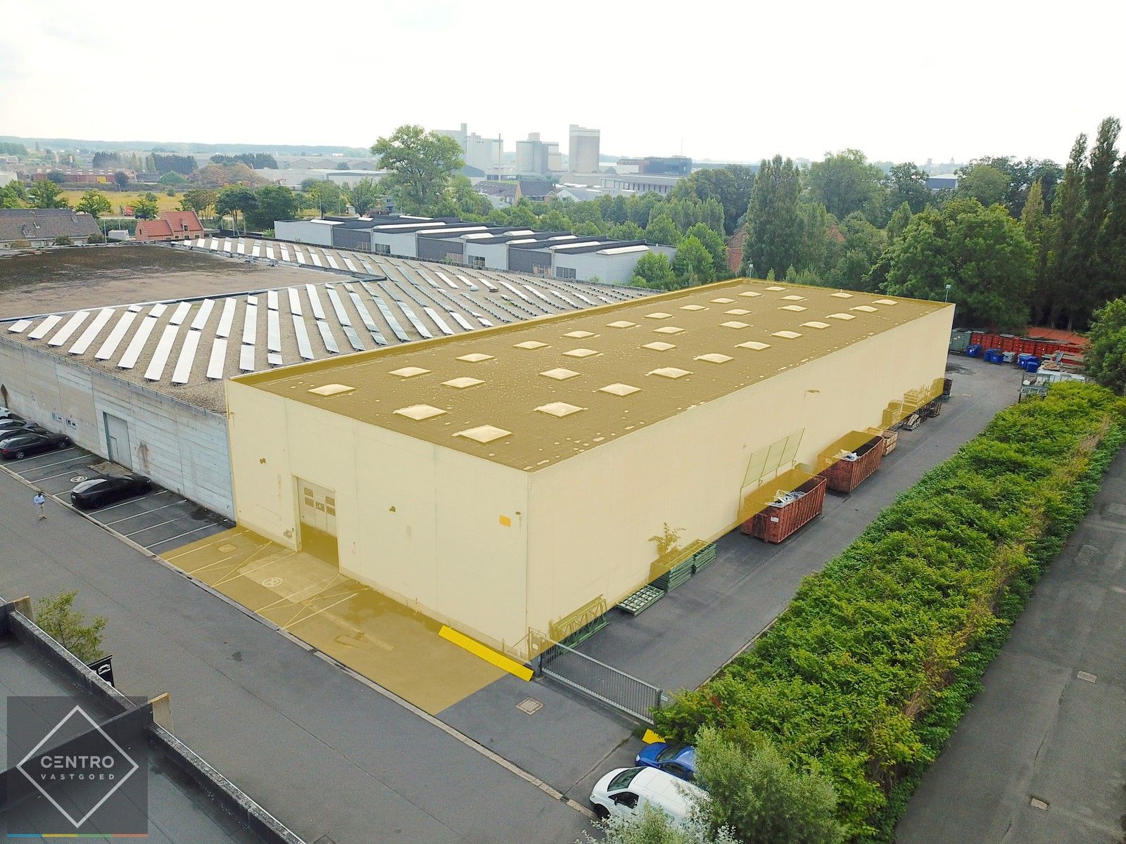 Instapklaar BEDRIJFSGEBOUW met 2 sectionaalpoorten, een vrije hoogte van 7m (nok 9m) en verhard koer (buitenstockage - Parkings). Op industriezone "Herdersbrug" te Brugge. foto {{pictureIndex}}