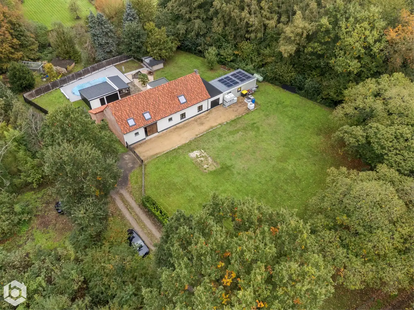 Prachtige gerenoveerde ruime woning in een groen kader foto {{pictureIndex}}