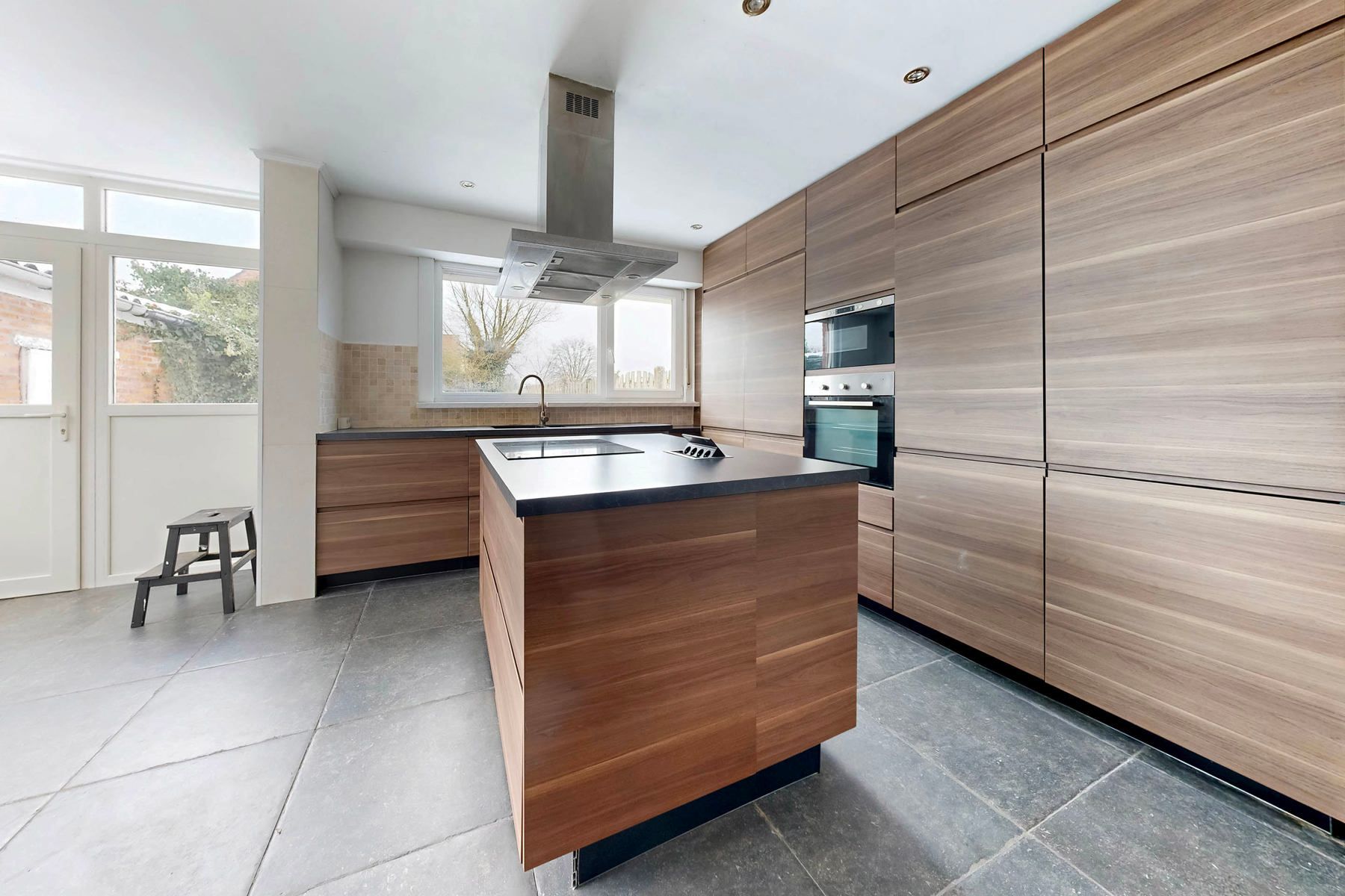 Halfopen bebouwing met 3 slaapkamers, garage en tuin foto 2