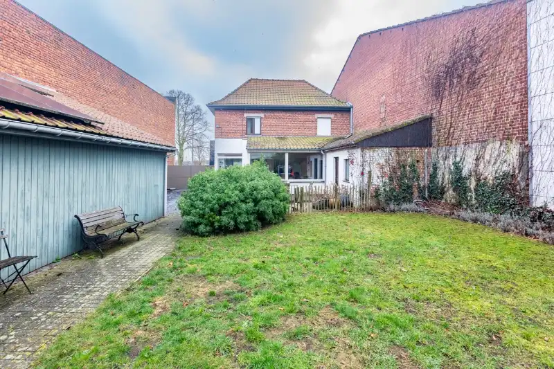 Halfopen woning met 3 slaapkamers, magazijn/ grote garage en tuin op 510 m² foto 9
