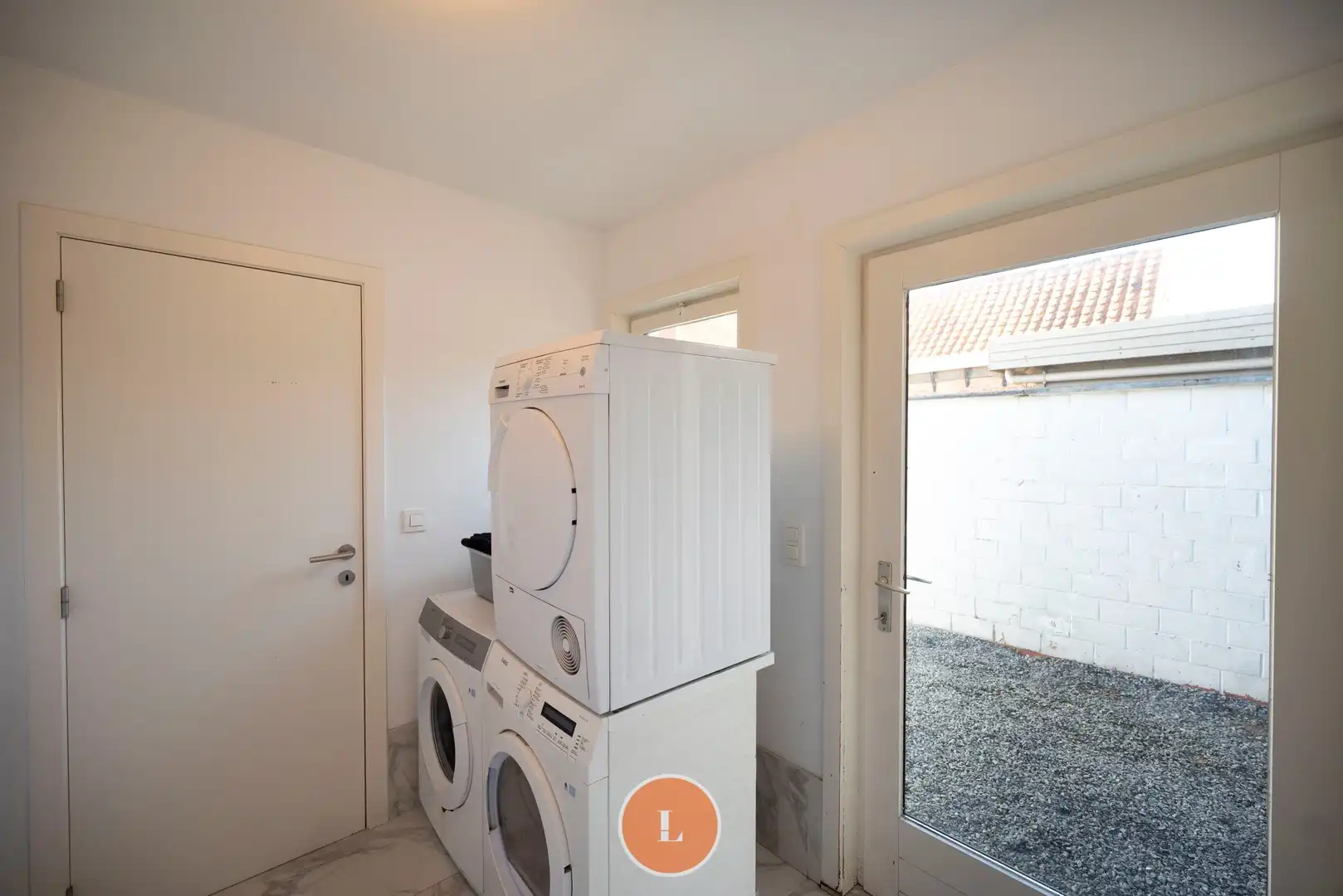 Woonhuis gedeeltelijk ingericht als kapperszaak en gemakkelijk te veranderen in trendy woning foto 11