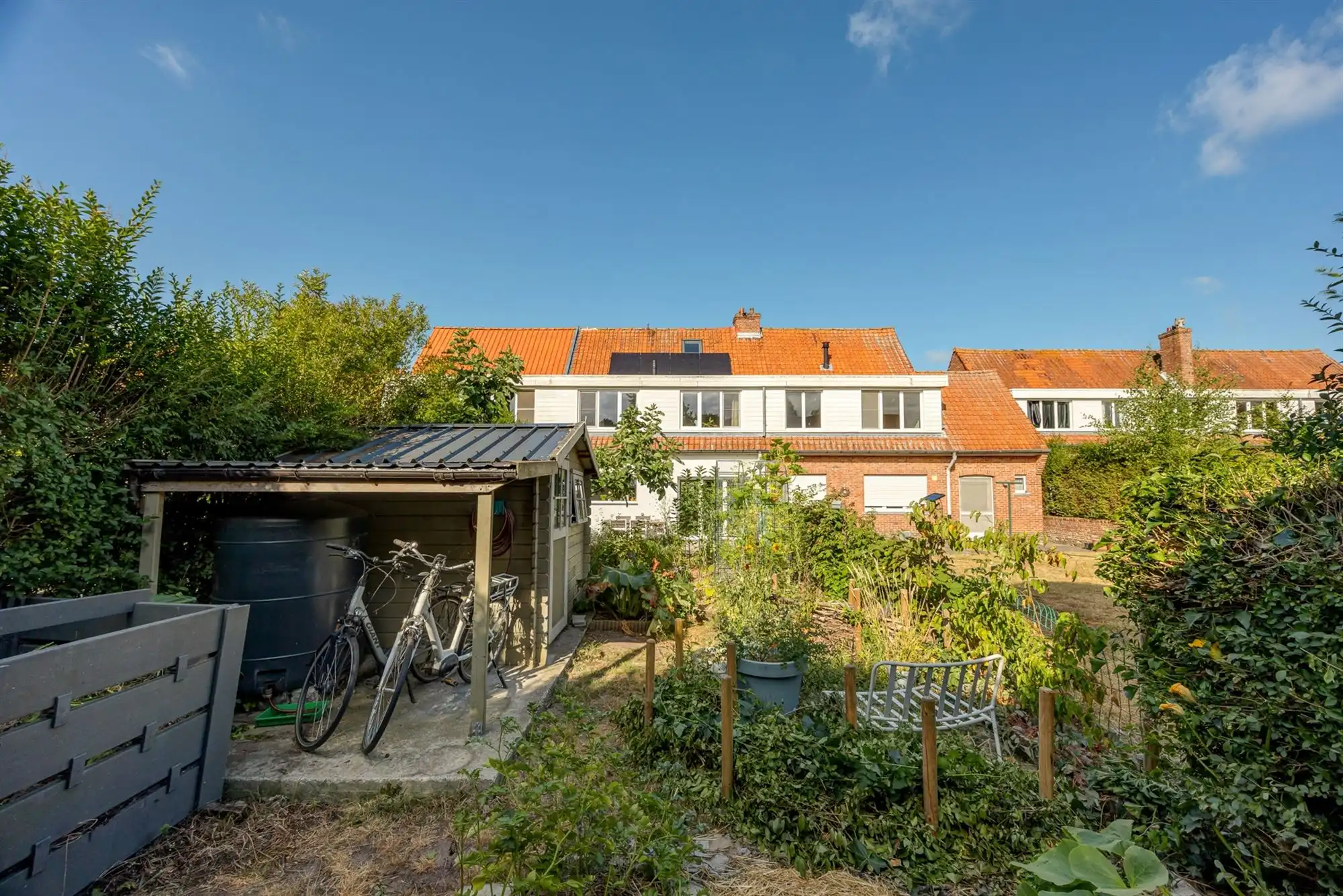 Instapklaar huis met drie slaapkamers en tuin  foto 24