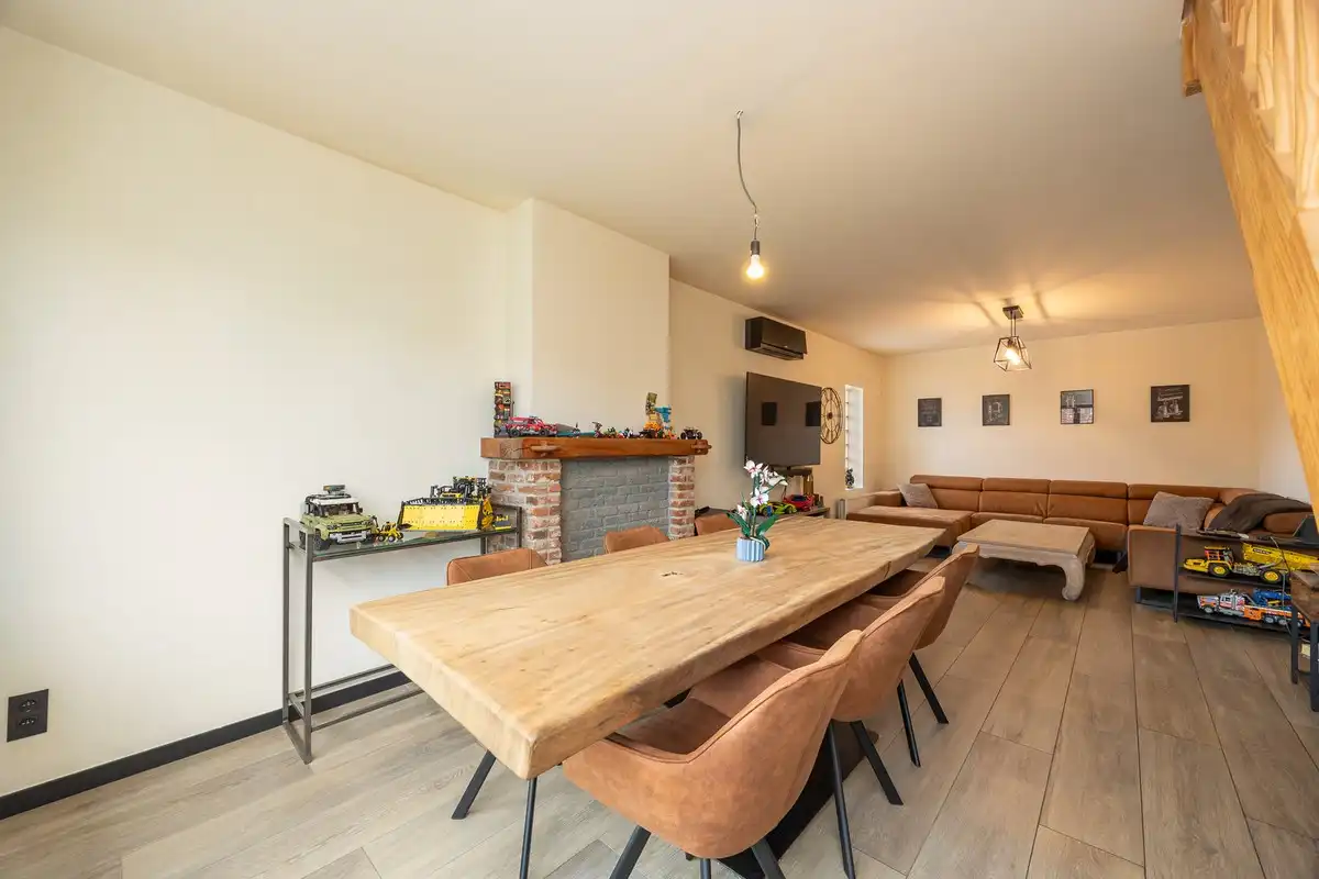 Ruim en instapklaar appartement met 3 slaapkamers, terras en autostaanplaats nabij het centrum van Wommelgem foto 3