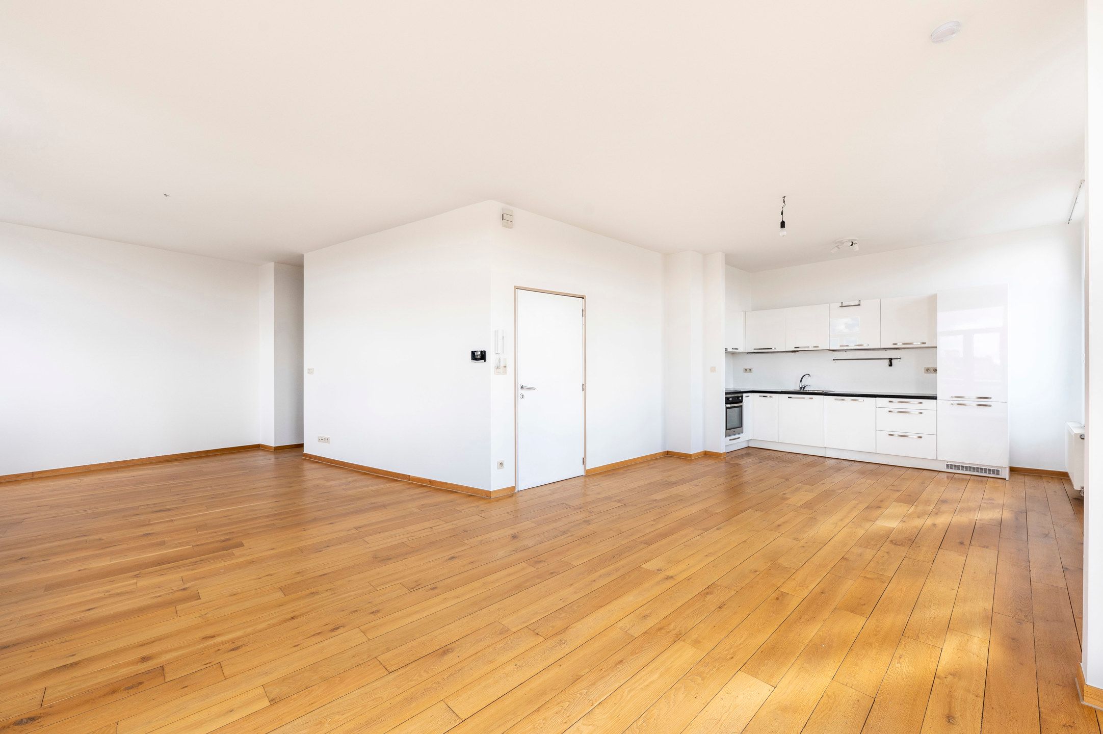 Licht, ruim en instapklaar appartement in art-deco gebouw foto 4
