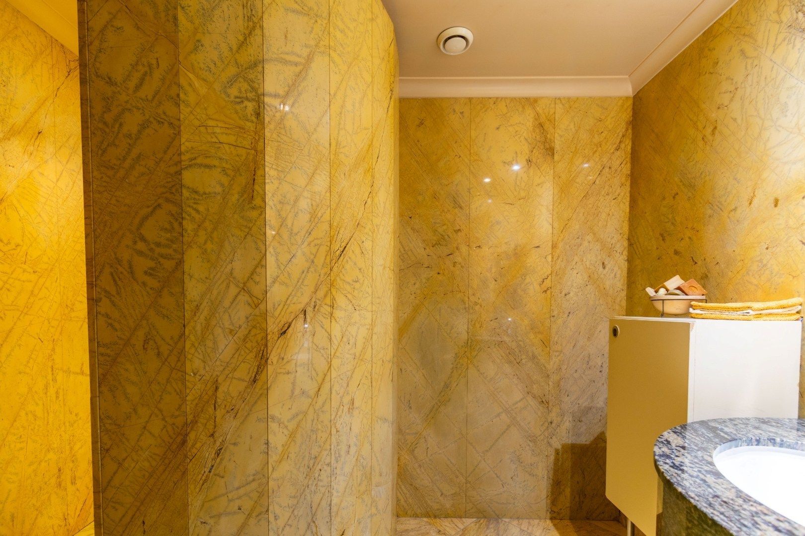 Karaktervol hoogwaardig afgewerkt gebouw met winkelruimte en woonst  foto 8