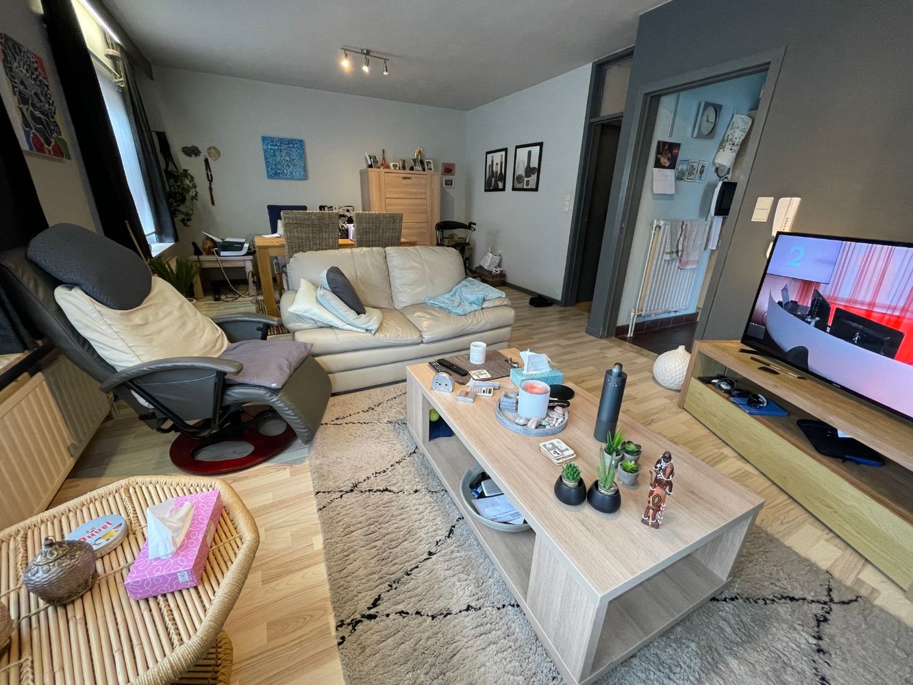 Ongemeubeld appartement met twee slaapkamers en ruime garagebox te Uitkerke. Het appartement ligt in een gebouw zonder lift. foto 3