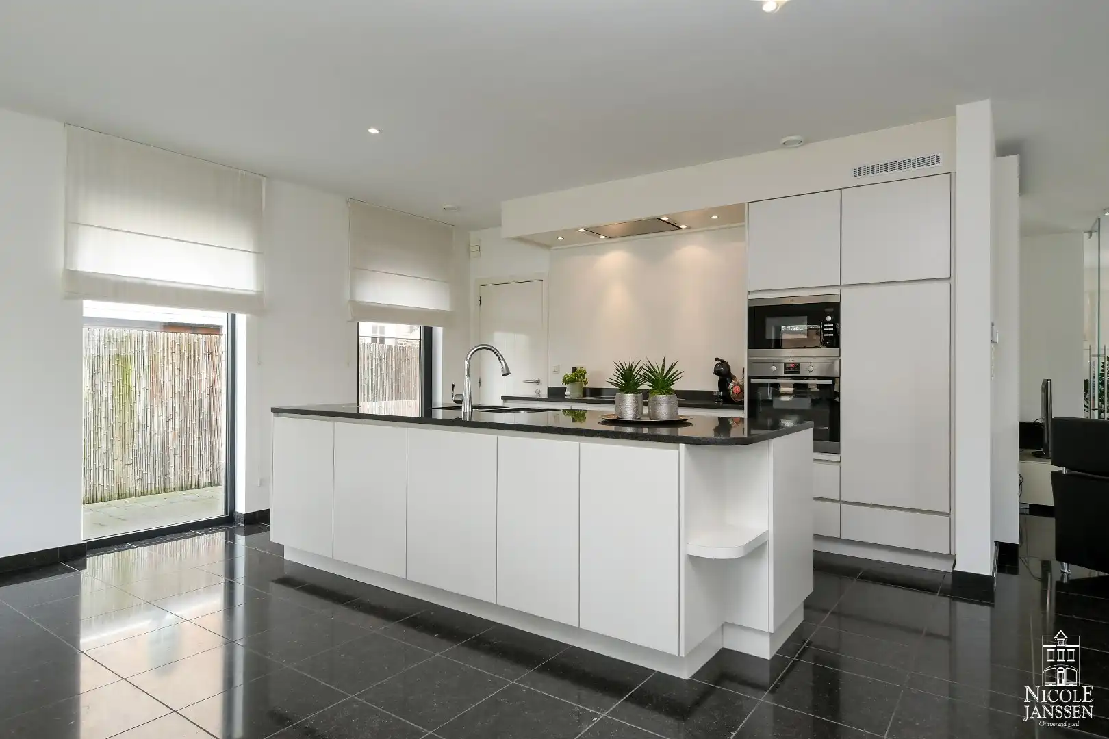 Instapklare goed onderhouden gezinswoning met mooie tuin met gezellig overdekt terras foto 11