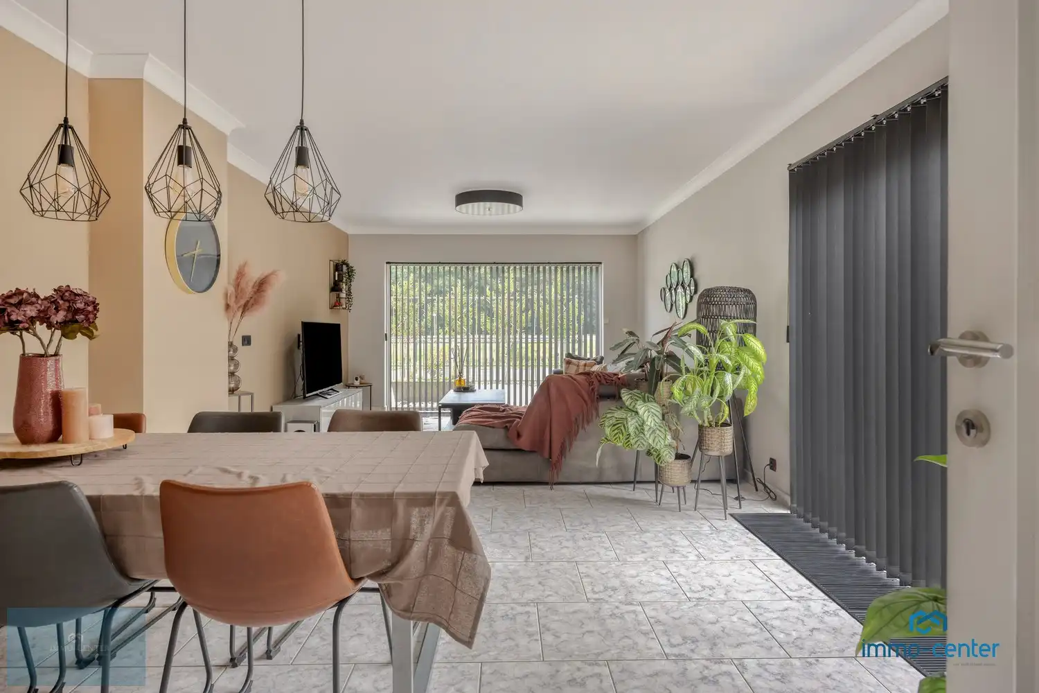 Ruime vrijstaande woning met 4 slaapkamers en grote tuin foto 3