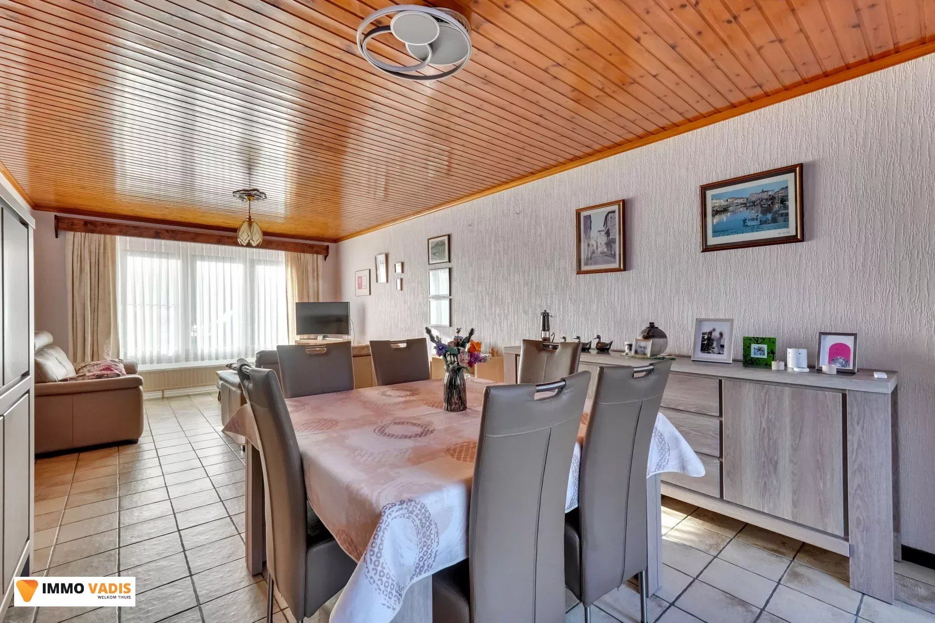 Ruime gezinswoning met drie slaapkamers en inpandige garage foto 4