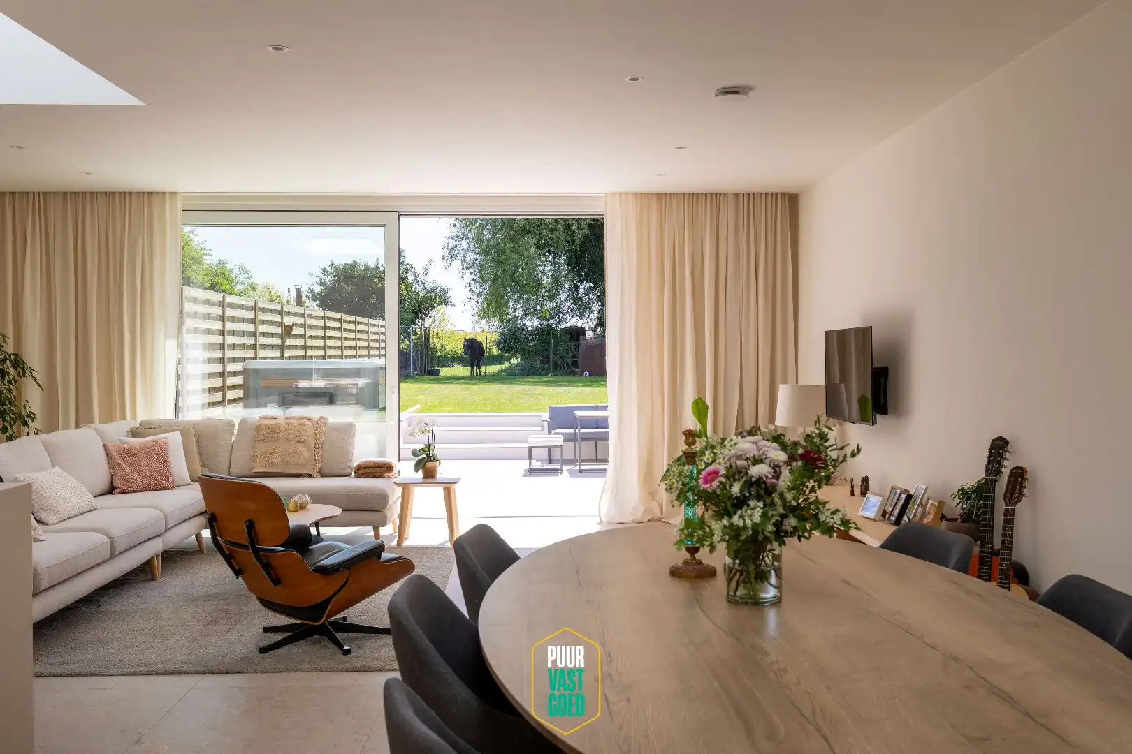 Prachtige, compleet gerenoveerde, zonnige woning met tuin foto {{pictureIndex}}