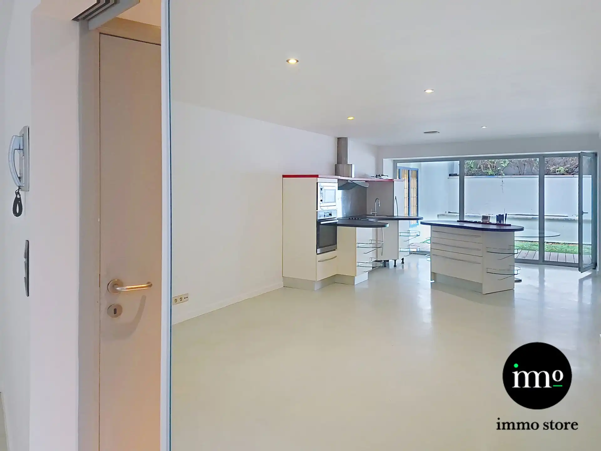 Ruim 2-slaapkamerappartement met privétuin foto 4