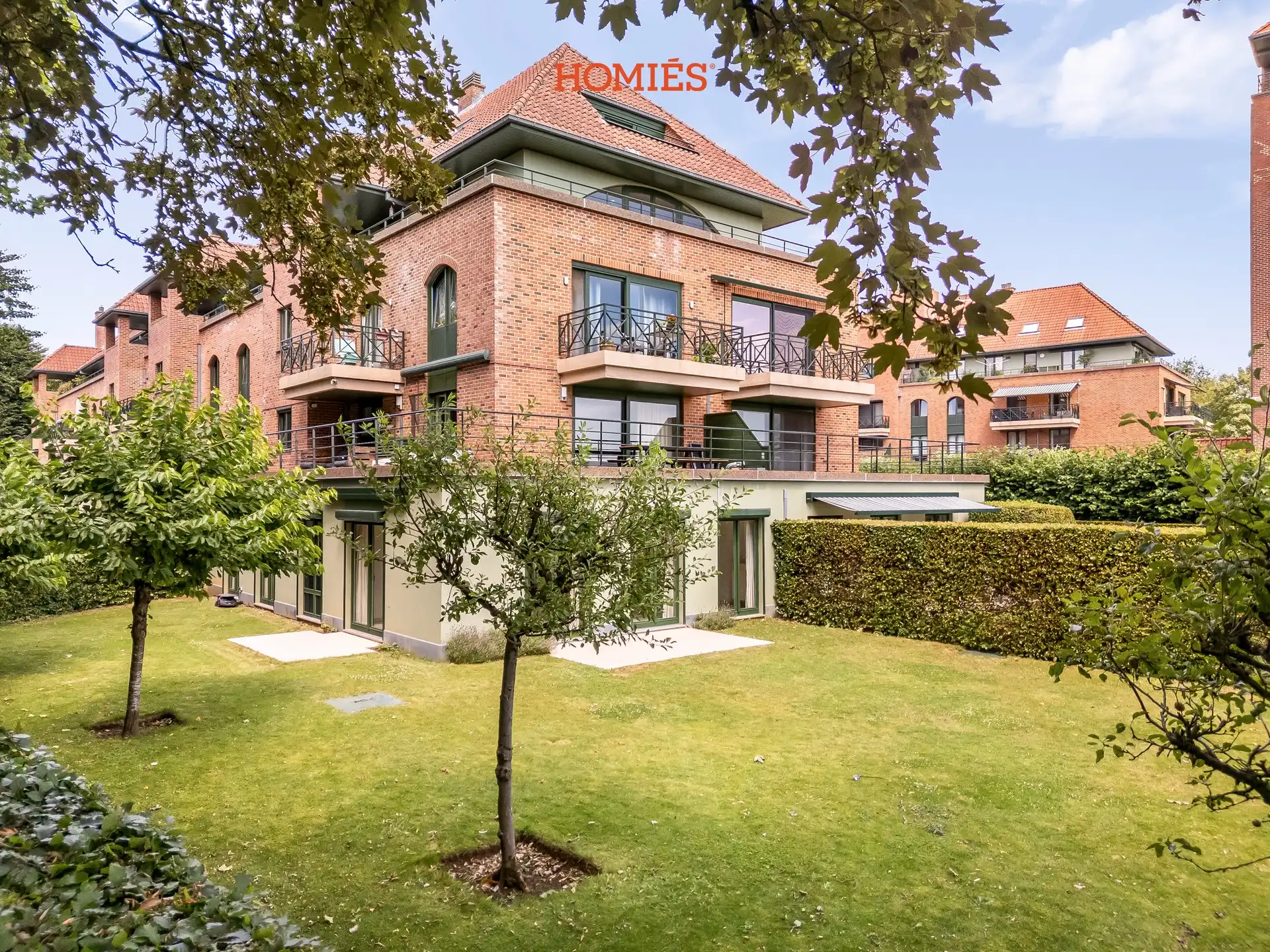 Ruim gelijkvloersappartement met zonnige privatieve tuin en veel privacy foto {{pictureIndex}}