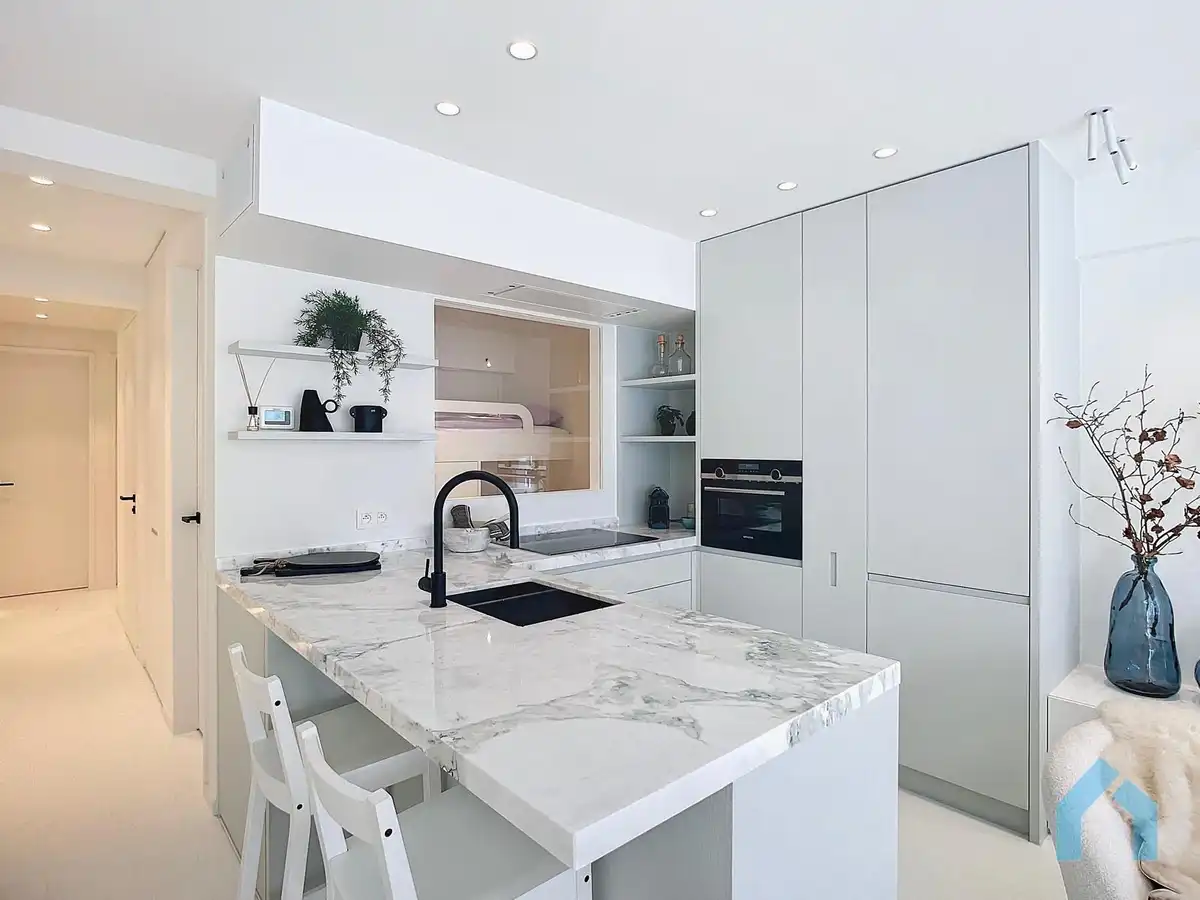 Knap gerenoveerd 3-slaapkamer appartement nabij de Zeedijk-het-Zoute foto {{pictureIndex}}