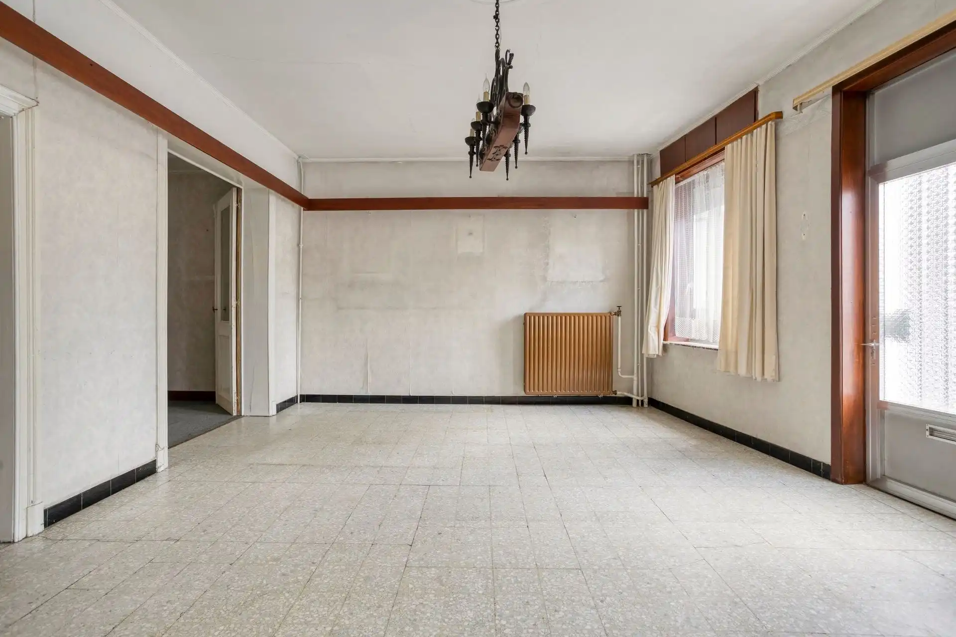 CENTRUM DWORP : groot atelier (+/-220m²) + woning op een perceel van 10are   foto 11