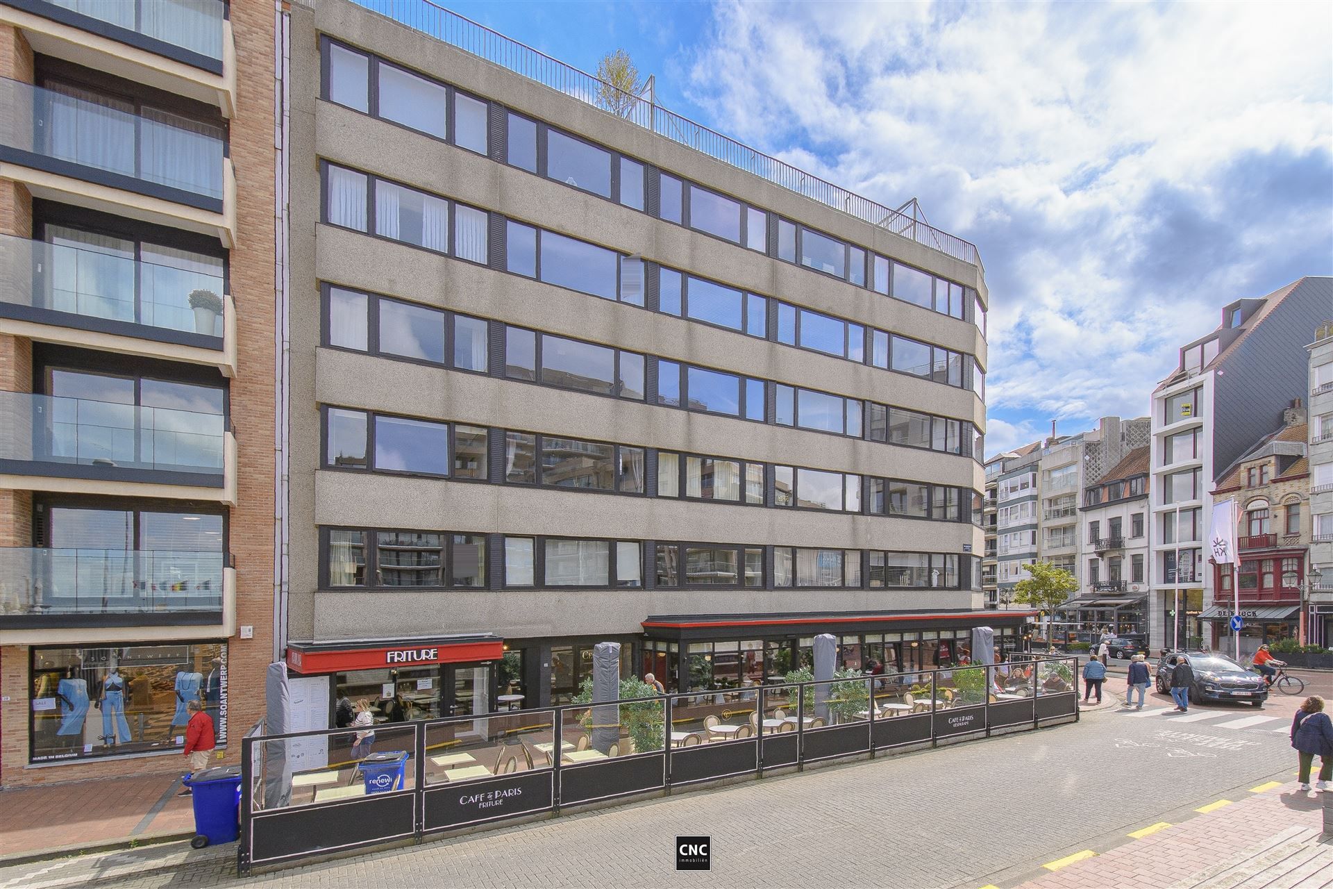 Charmante appartement gelegen in het bruisende centrum van Knokke, tegenover het Van Bunnenplein met zicht op zee foto 7