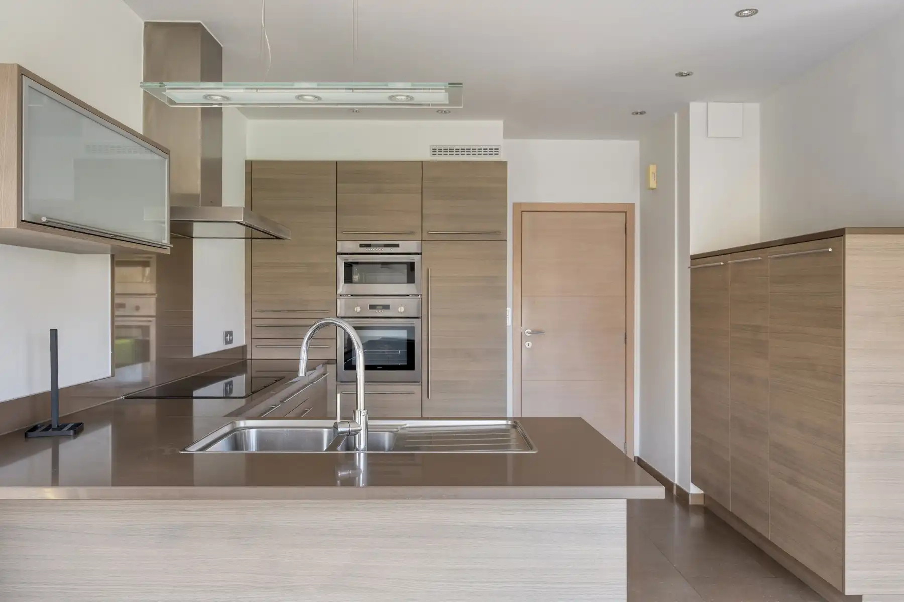 Luxueuze woning met 4/5 slpk. op 11a90ca in Neeroeteren.  foto 12