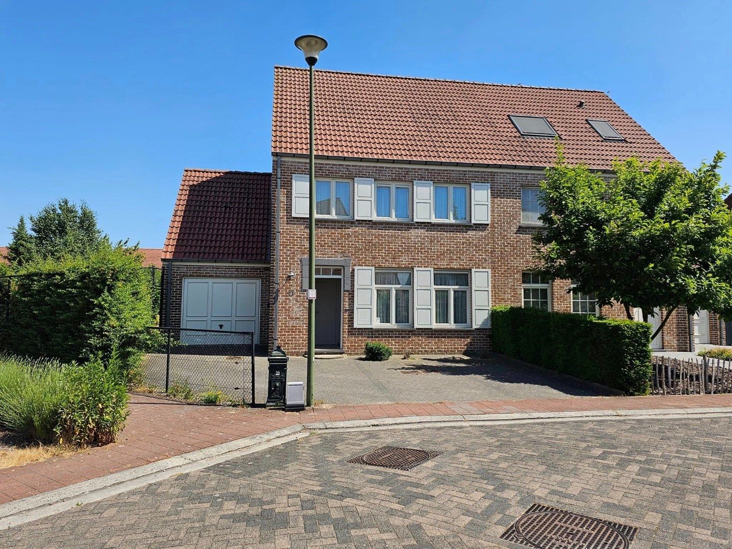 Recente driegevel in uiterst aangename woonwijk. foto 29