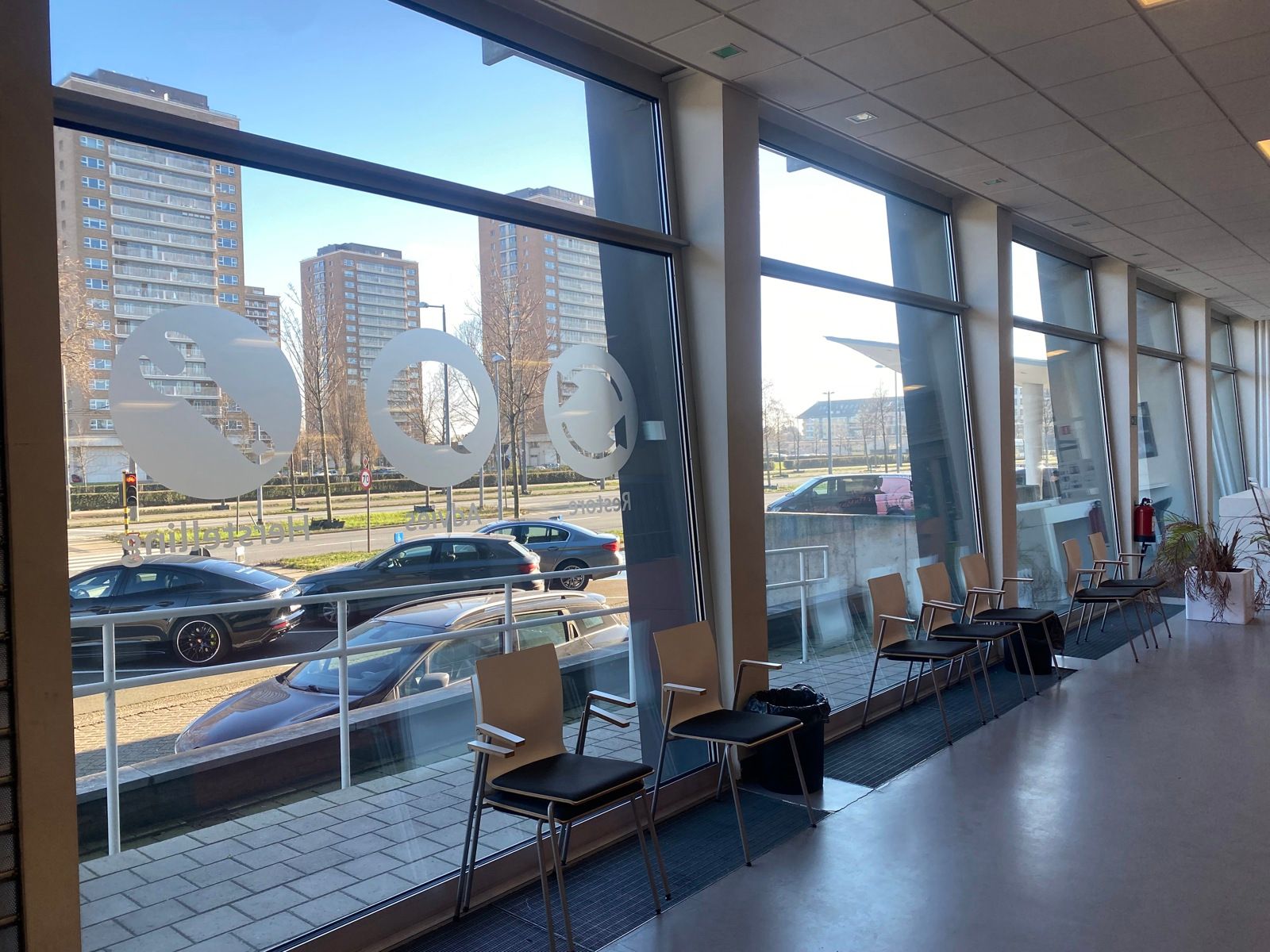 Ruime toonzaal met magazijn en parkeermogelijkheden te huur foto 6