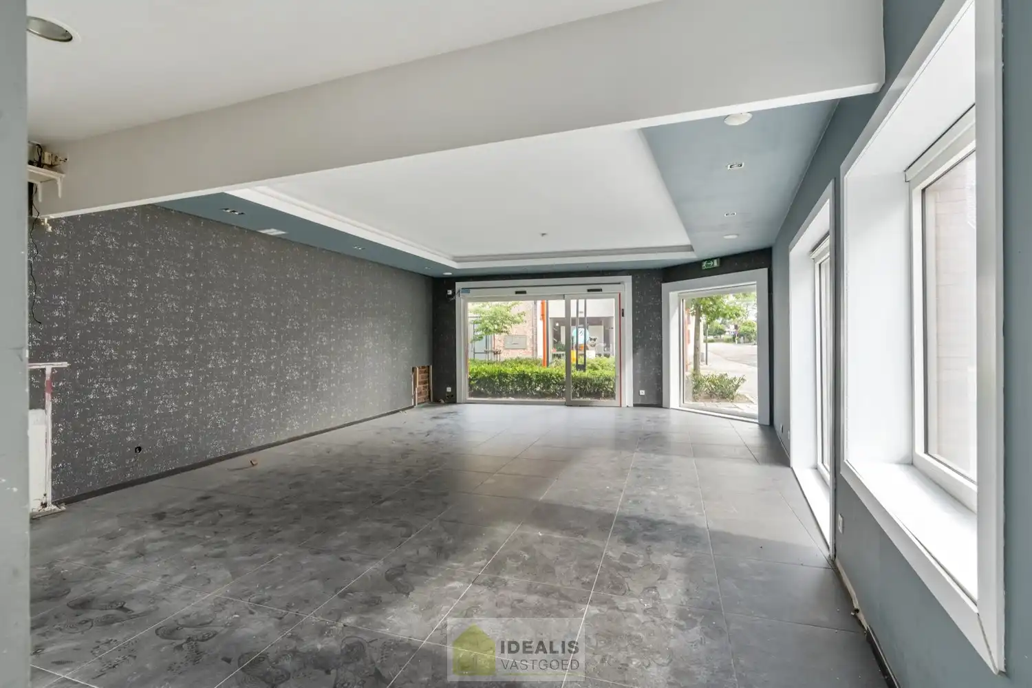 IDEALIS VASTGOED - HANDELSRUIMTE MET TAL VAN MOGELIJKHEDEN OP EEN TOPLOCATIE IN HET CENTRUM VAN PEER! Dit handelspand van +- 92m² is gelegen op de meest levendige winkelstraat van Peer met een breed aanbod aan winkels, restaurants en dienstverlenende bedrijven. Gemakkelijk te bereiken te voet, per auto én openbaar vervoer  en gelegen op een absolute zichtlocatie! foto 5