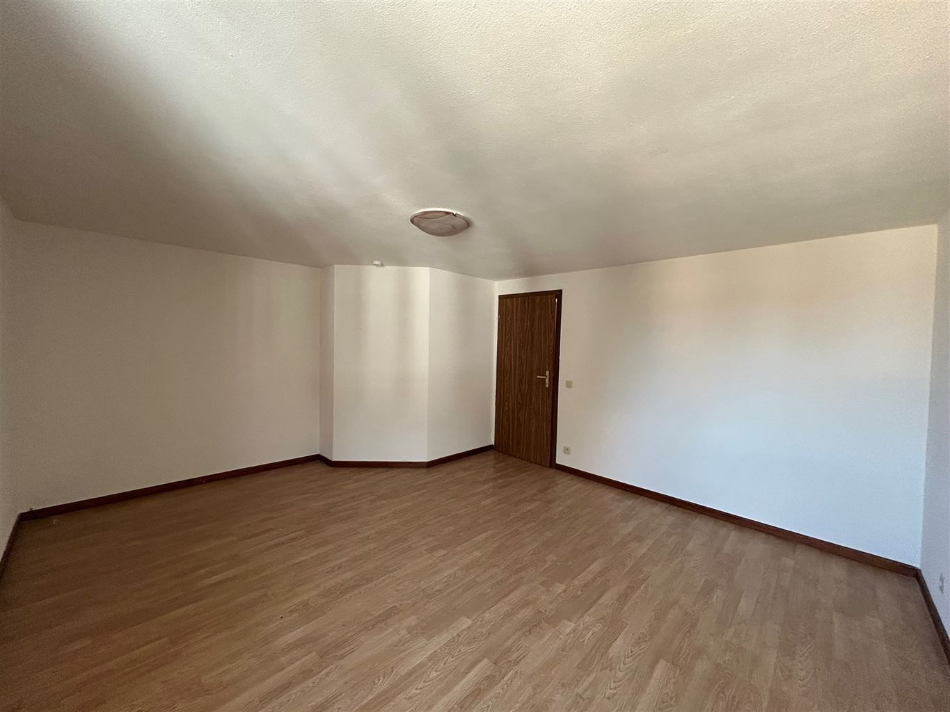 Ruim appartement met 2 slaapkamers en terrasje aan de Markt van Maaseik foto 10
