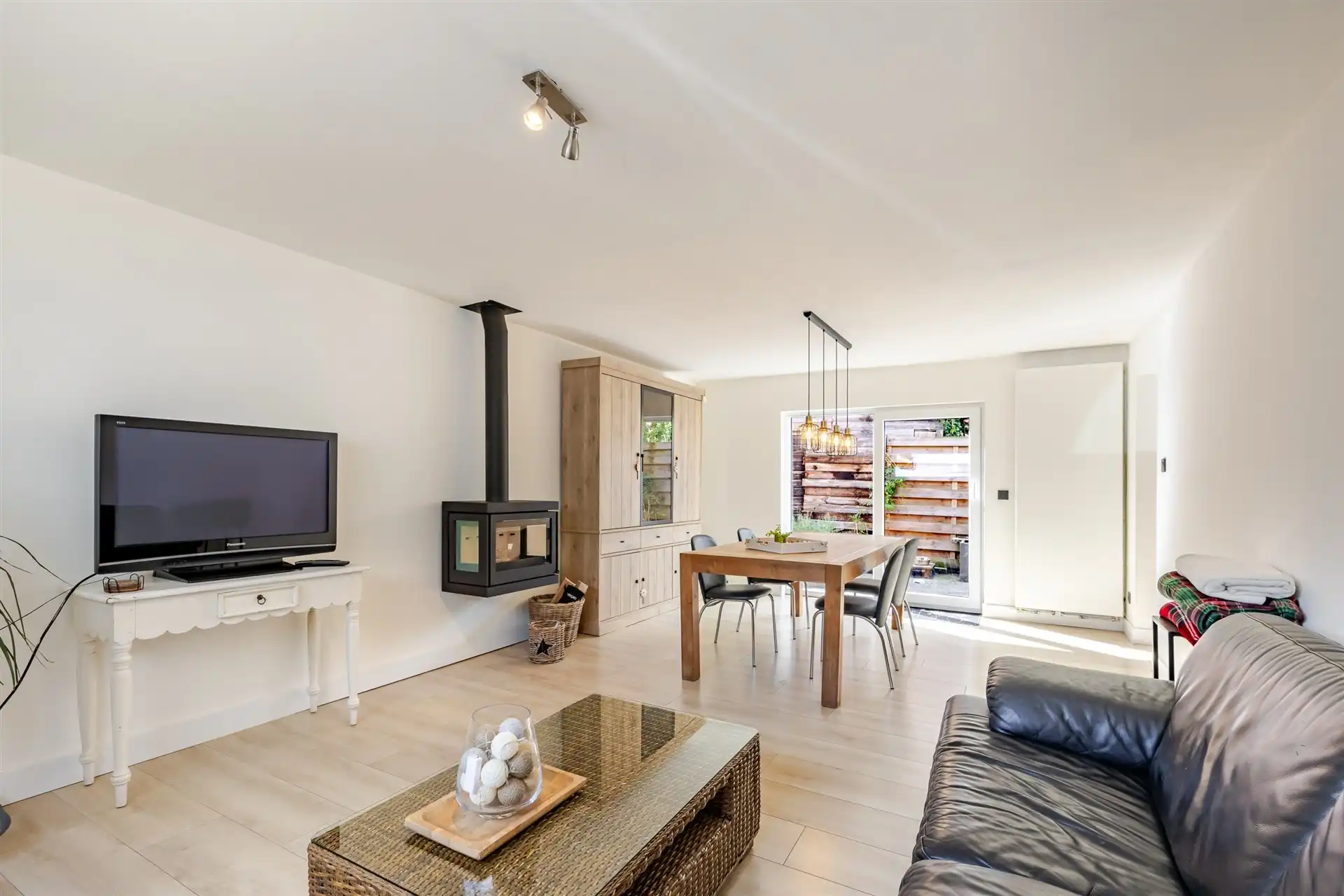 Instapklare halfopen woning met parking, Beveren - 2 slp foto {{pictureIndex}}