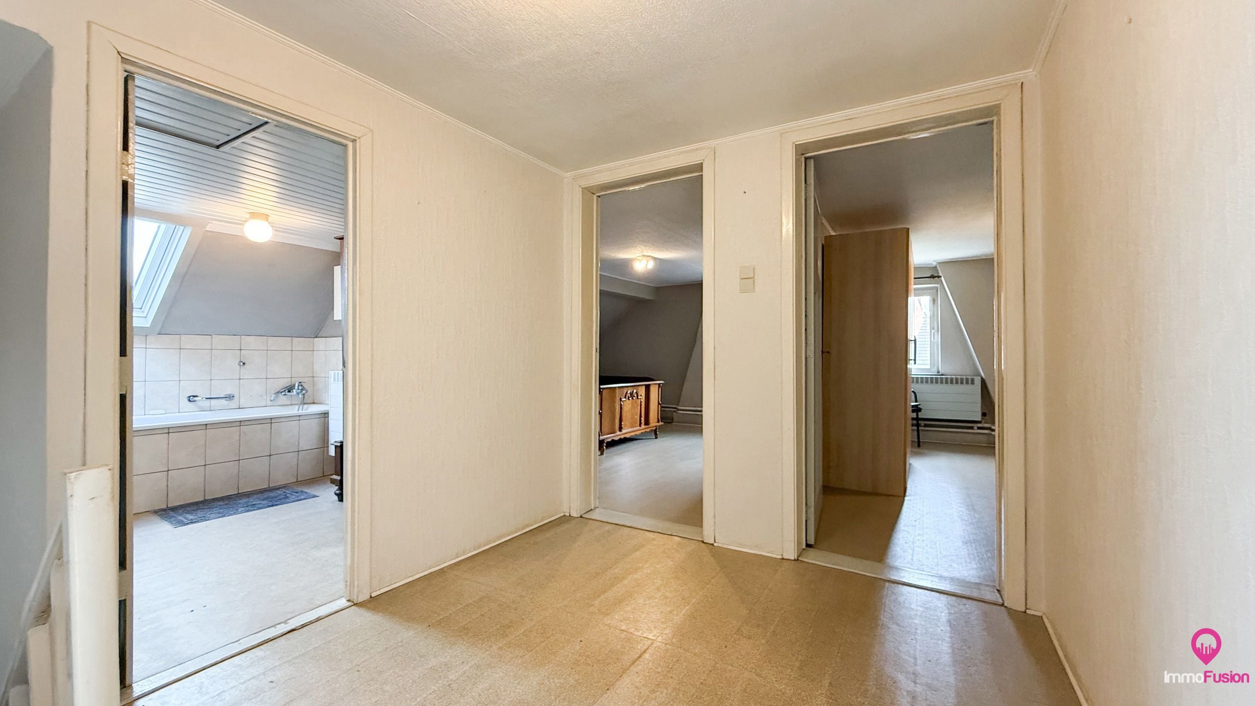 Ruime boerderij op ±33a met stallen en renovatiepotentieel! foto 11