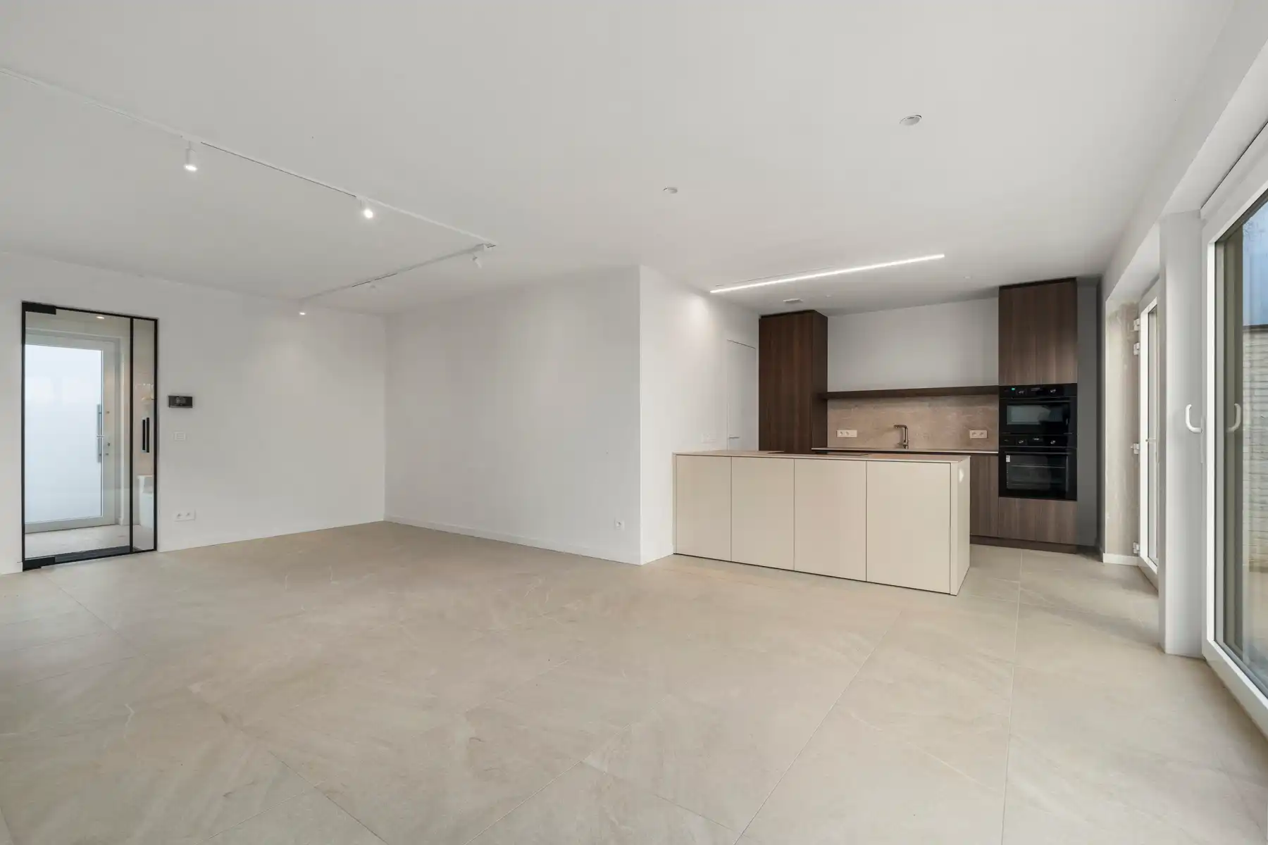 Moderne, halfopen woning foto 2