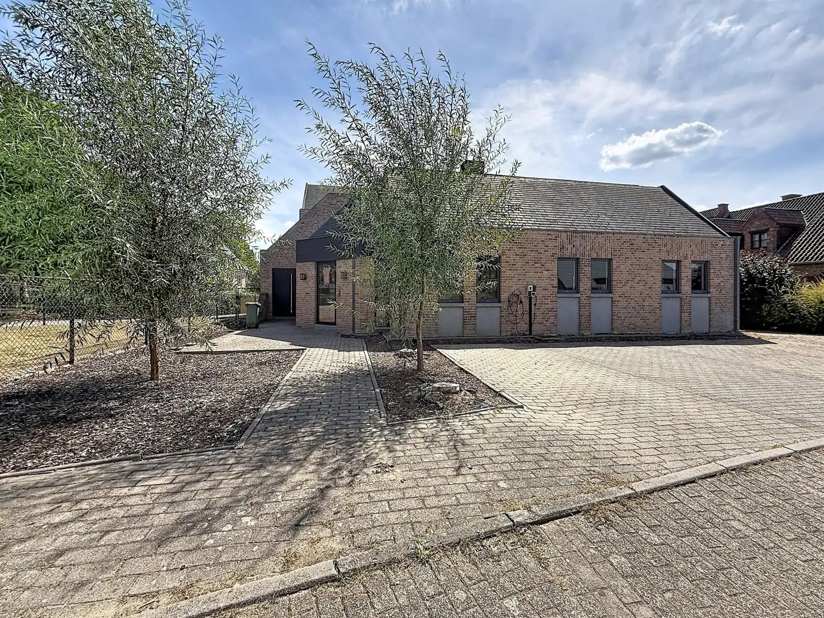 Huis met praktijkruimte, 4 slpks,  2 bdks, 10a 34ca foto 2