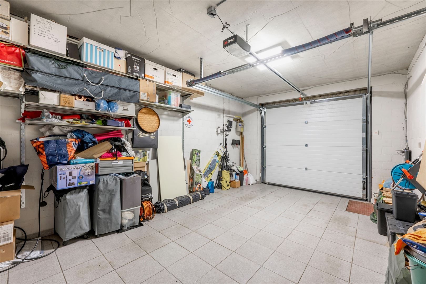 SCHITTERENDE instapklare woning op 257m² met 4 SLPK en 2 BDK - inpandige garage met oprit. foto 23