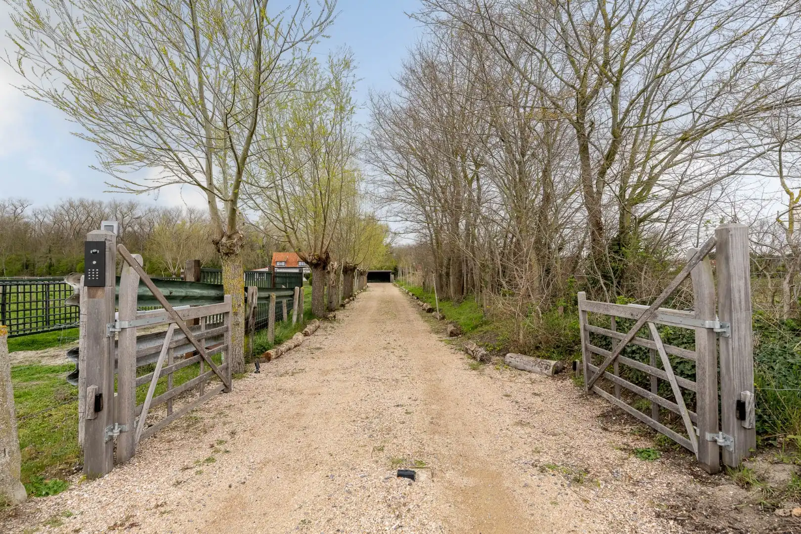 Exclusieve karaktervolle woning op een enorm perceel met 4 slaapkamers, super grote tuin met prachtig zicht op de polders foto {{pictureIndex}}