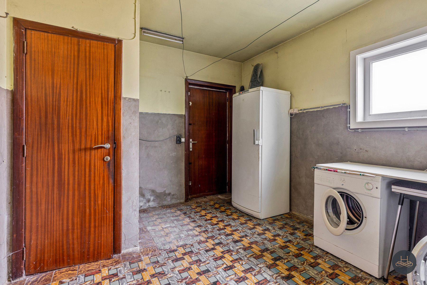 Ruime te renoveren woning met grote tuin en veel parking foto 17