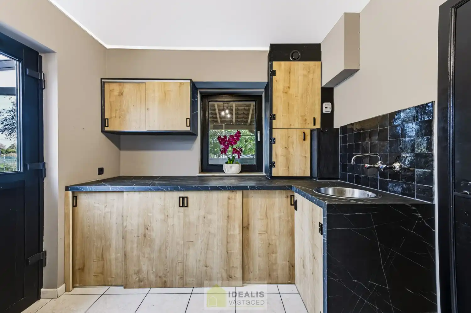 IDEALIS VASTGOED – EEN AANGENAME VRIJSTAANDE WONING MET EEN NIEUWE KEUKEN EN BADKAMER, EEN HEERLIJK RUIME WOONKAMER MET SPEKSTEENKACHEL, EEN EXTRA RUIME VERANDA (VOLLEDIG AF TE SLUITEN MET GLAZEN PUIEN), 3 SLAAPKAMERS, EEN EXTRA MULTIFUNCTIONELE RUIMTE (INGERICHT ALS KANTOOR MET APARTE INGANG) OP EEN RIANT PERCEEL VAN 14A 51CA, VOLLEDIG OMHEIND, VOORZIEN VAN VOLDOENDE PARKEERRUIMTE EN EEN PRACHTIGE CARPORT VOOR 2 WAGENS! foto 25