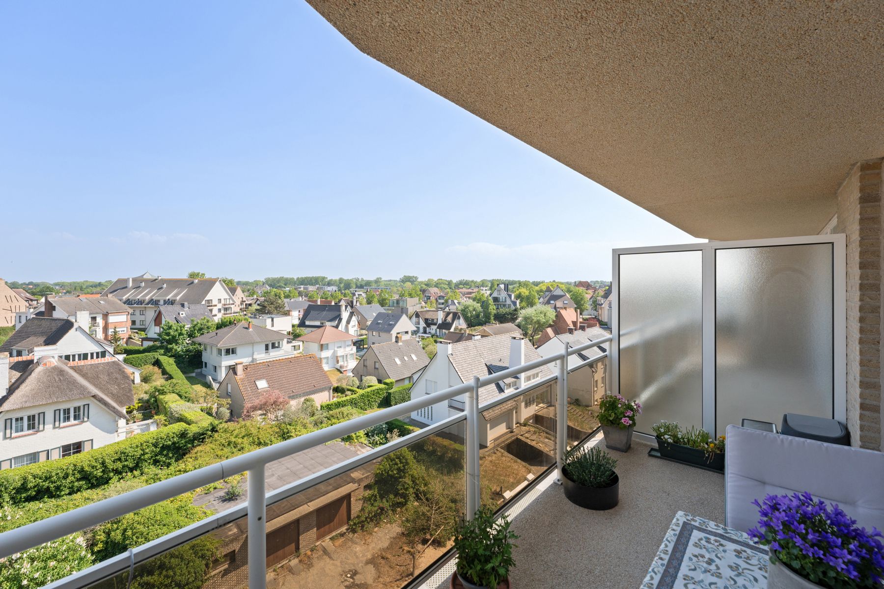 Verzorgd appartement met zonneterras en zijdelings zeezicht foto 2