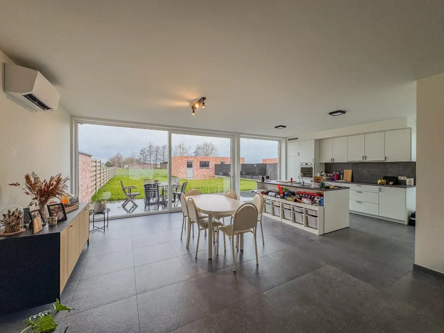 Prachtige nieuwbouwwoning met 3 slaapkamers, carport en tuin met tuinberging. foto 4